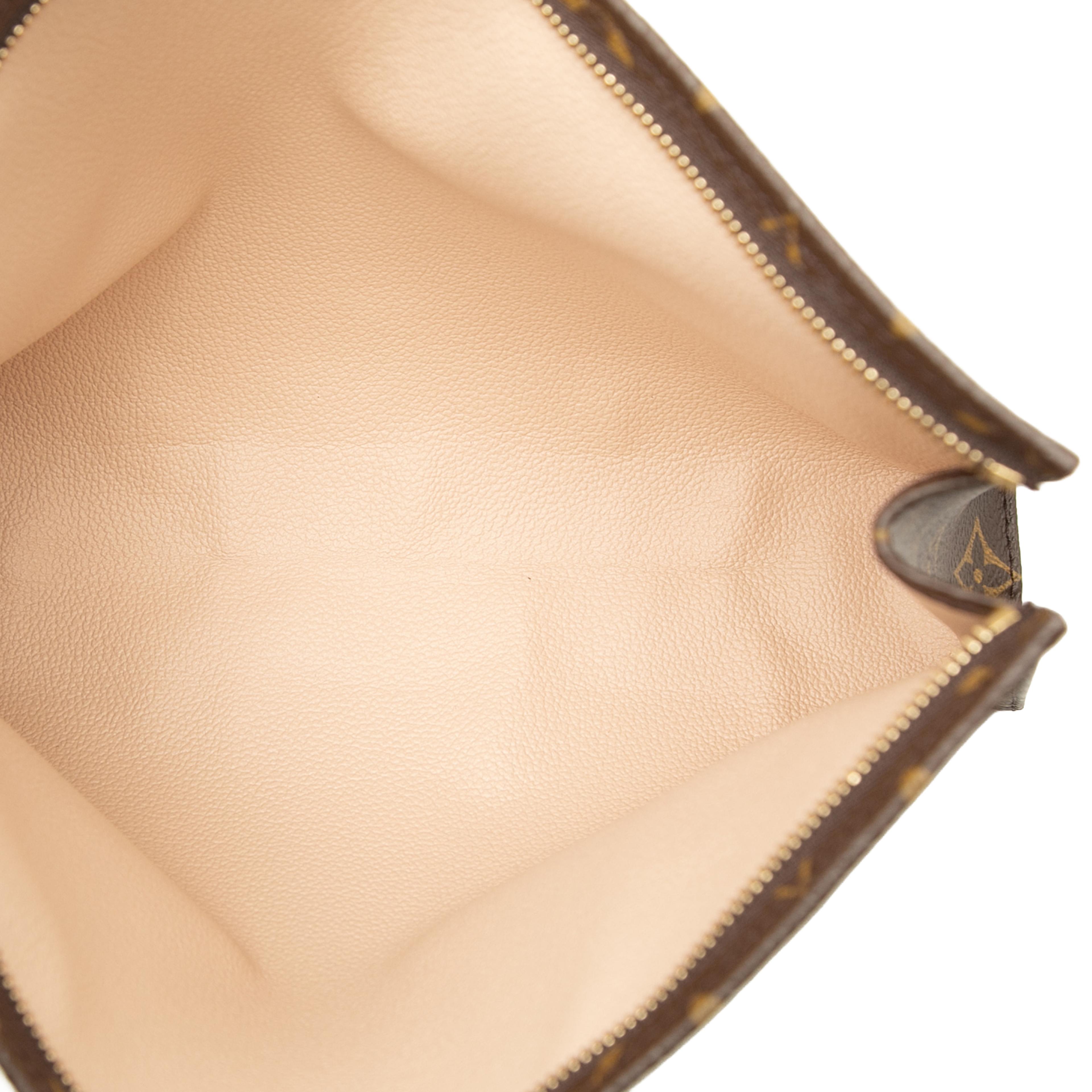 Louis Vuitton Monogram Toiletry Pouch 26, från Luxclusif, i färgen brown. Klicka för att öppna bilden i stort format