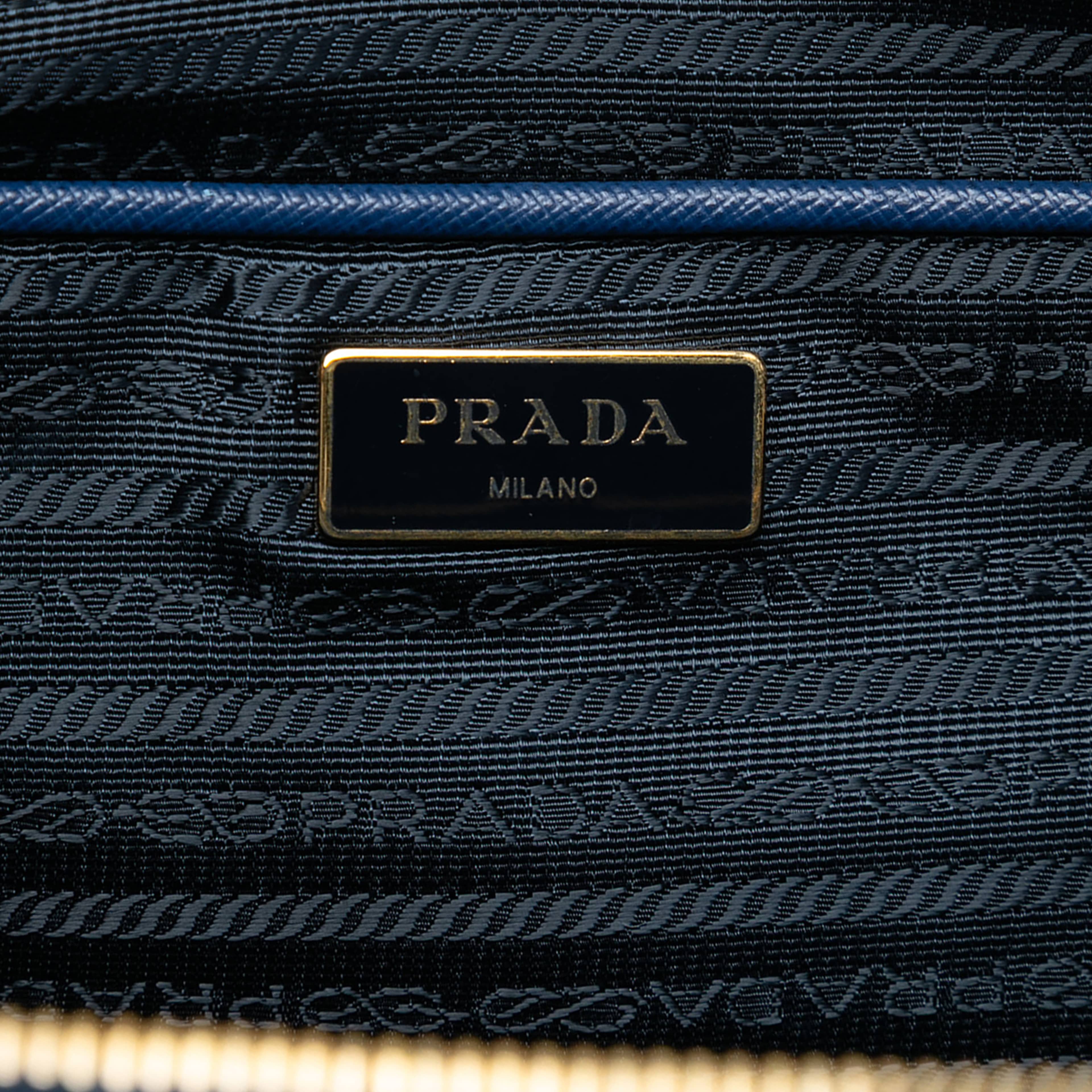 Prada Medium Saffiano Lux Galleria Double Zip Satchel, från Luxclusif, i färgen blue. Klicka för att öppna bilden i stort format