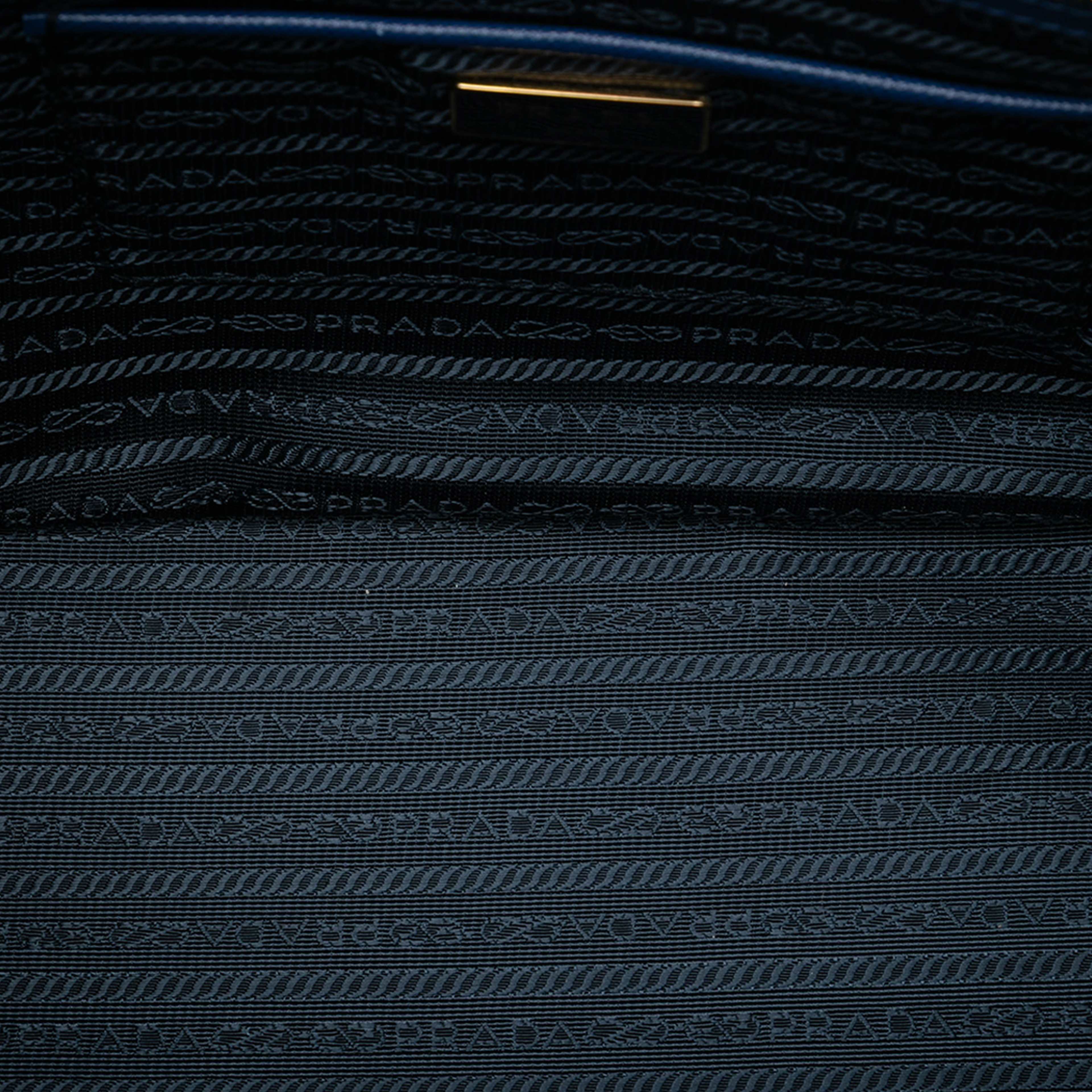 Prada Medium Saffiano Lux Galleria Double Zip Satchel, från Luxclusif, i färgen blue. Klicka för att öppna bilden i stort format