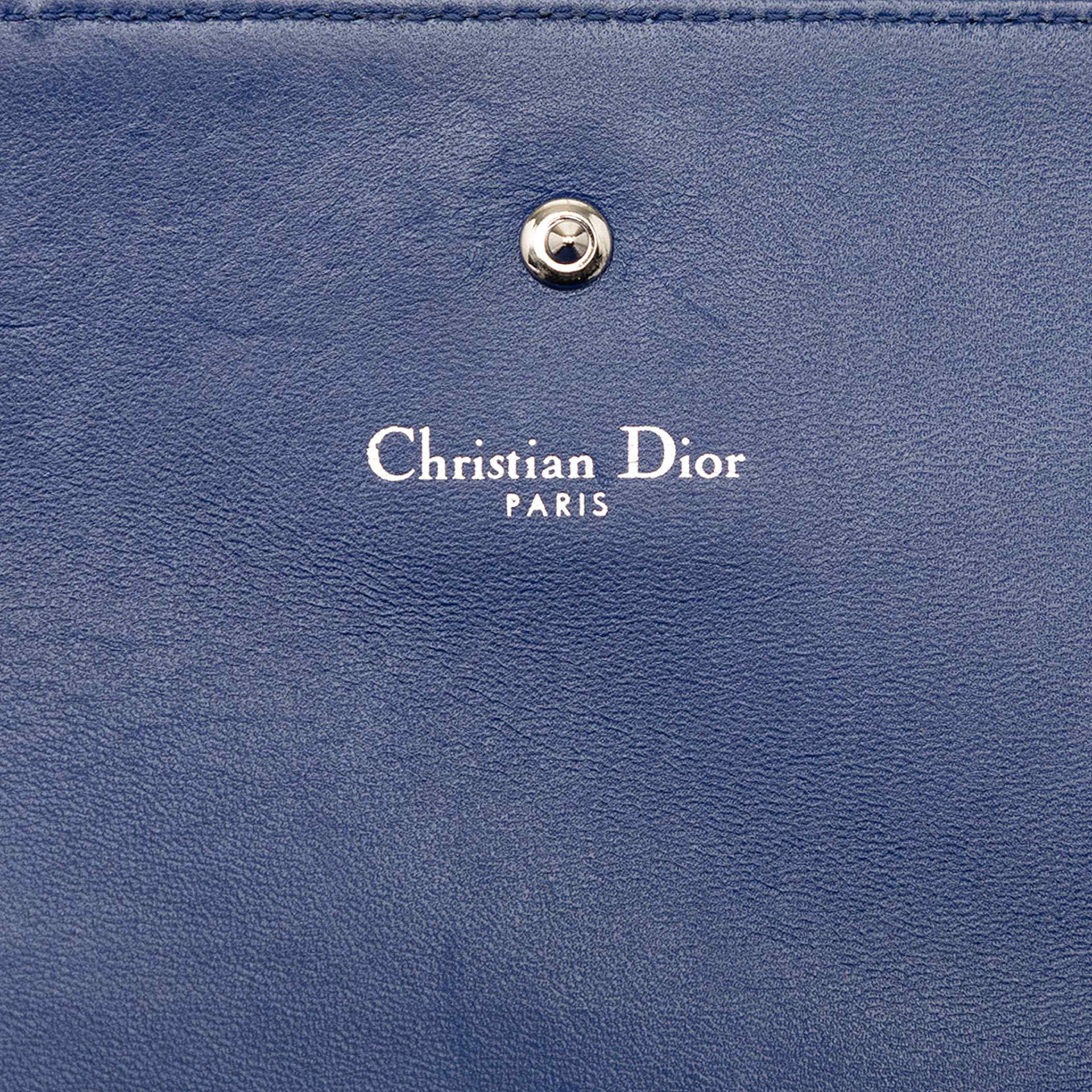 Dior Grained Calfskin Diorama Croisiere Wallet On Chain, från Luxclusif, i färgen blue. Klicka för att öppna bilden i stort format