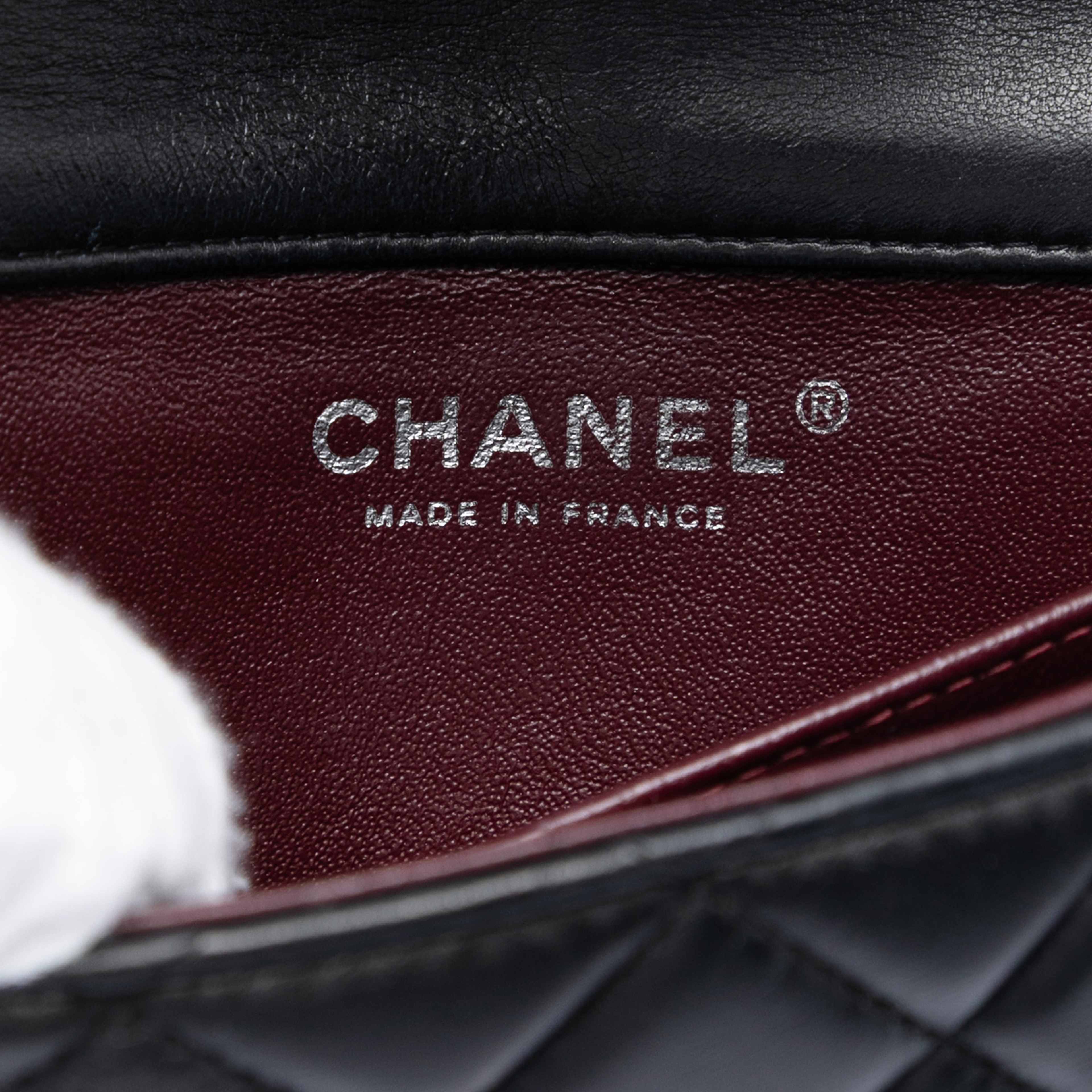Chanel Extra Mini Rectangular Quilted Lambskin Flap, från Luxclusif, i färgen black. Klicka för att öppna bilden i stort format