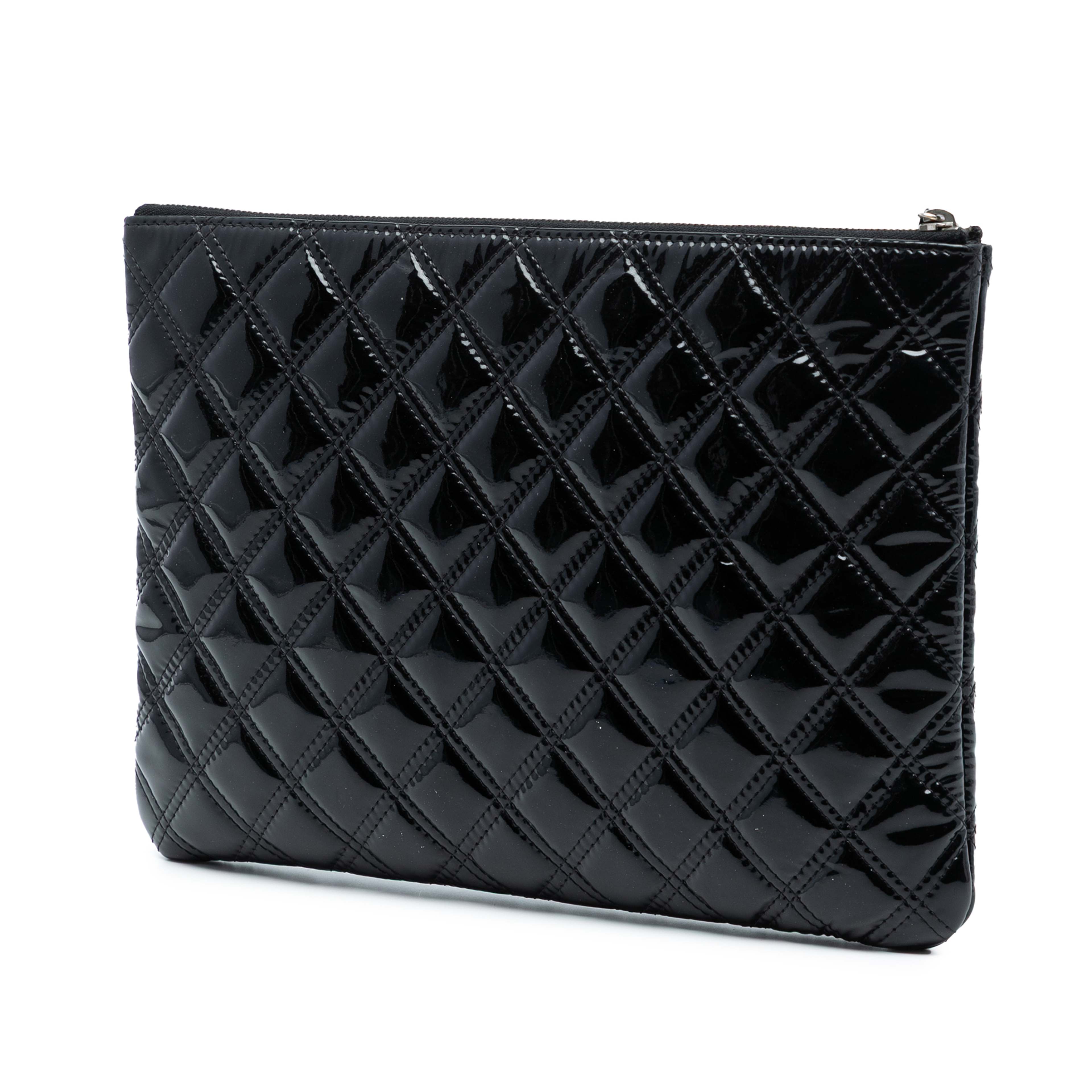 Chanel Medium Quilted Patent Double Stitch O Case Clutch, från Luxclusif, i färgen black. Klicka för att öppna bilden i stort format