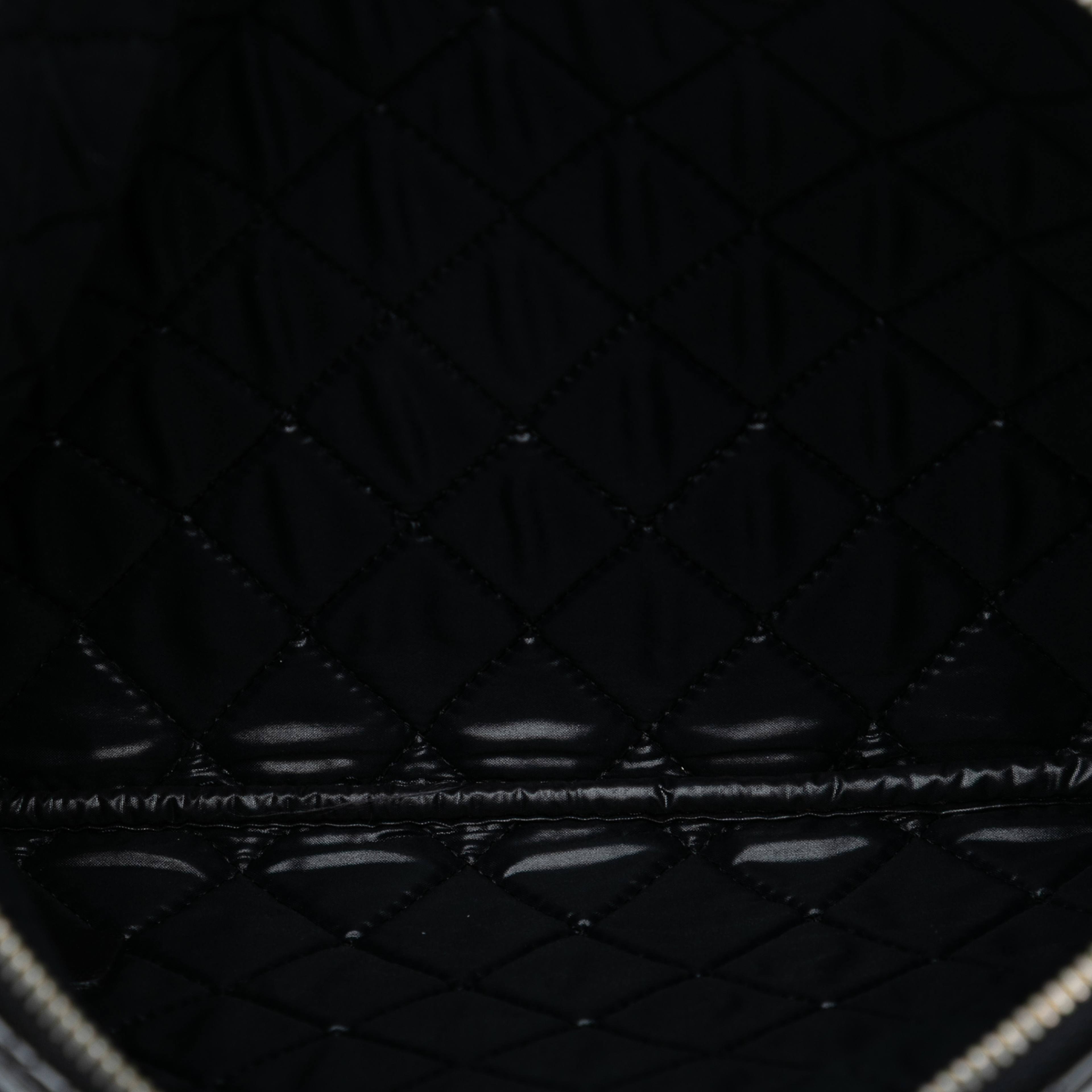 Chanel Medium Quilted Patent Double Stitch O Case Clutch, från Luxclusif, i färgen black. Klicka för att öppna bilden i stort format
