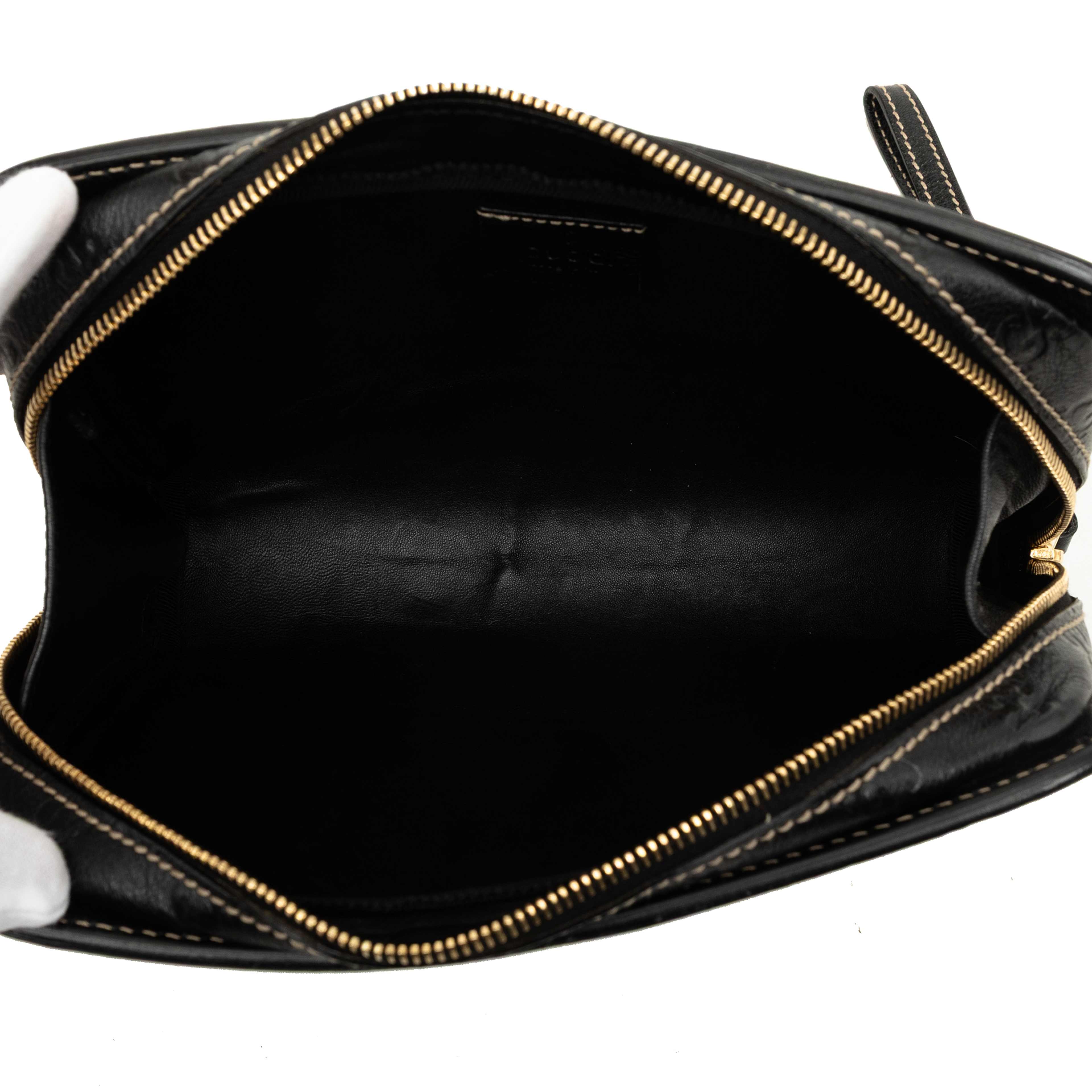 Gucci Guccissima Clutch, från Luxclusif, i färgen svart. Klicka för att öppna bilden i stort format