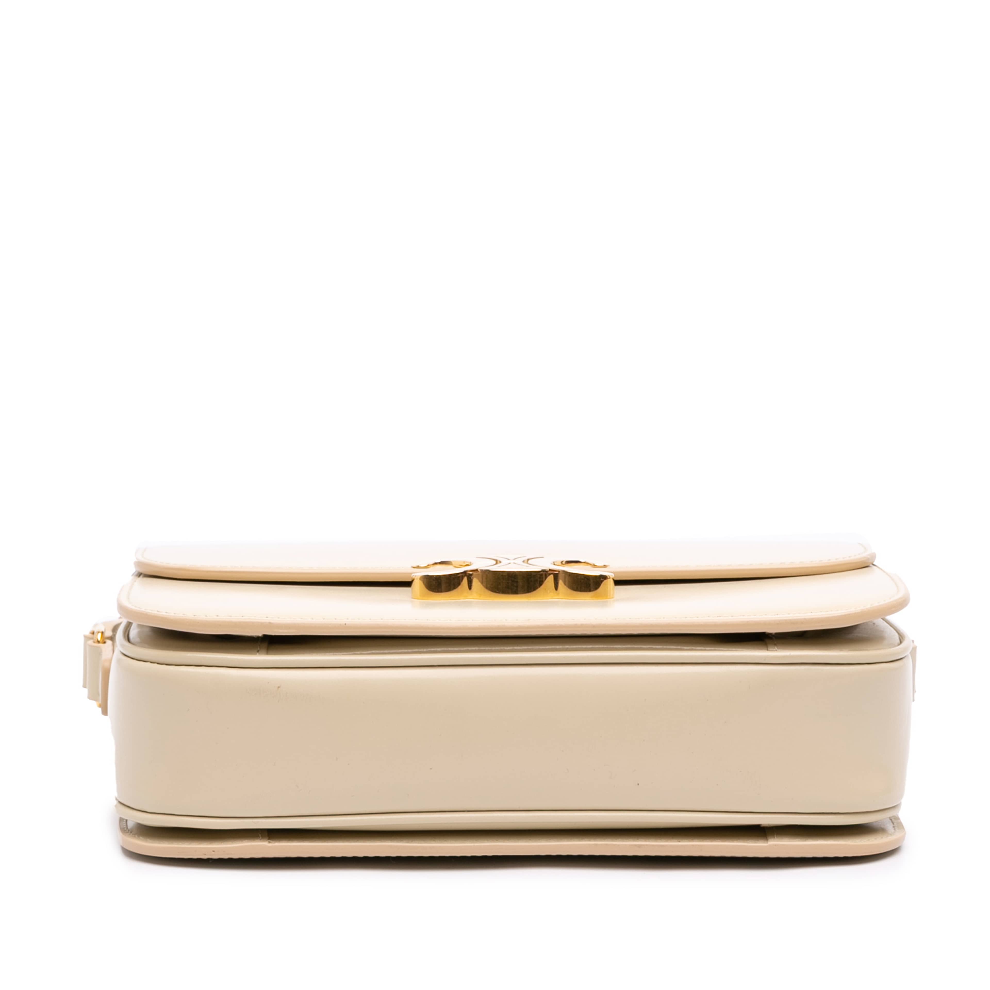 Celine Classique Shiny Calfskin Triomphe Crossbody, från Luxclusif, i färgen beige. Klicka för att öppna bilden i stort format