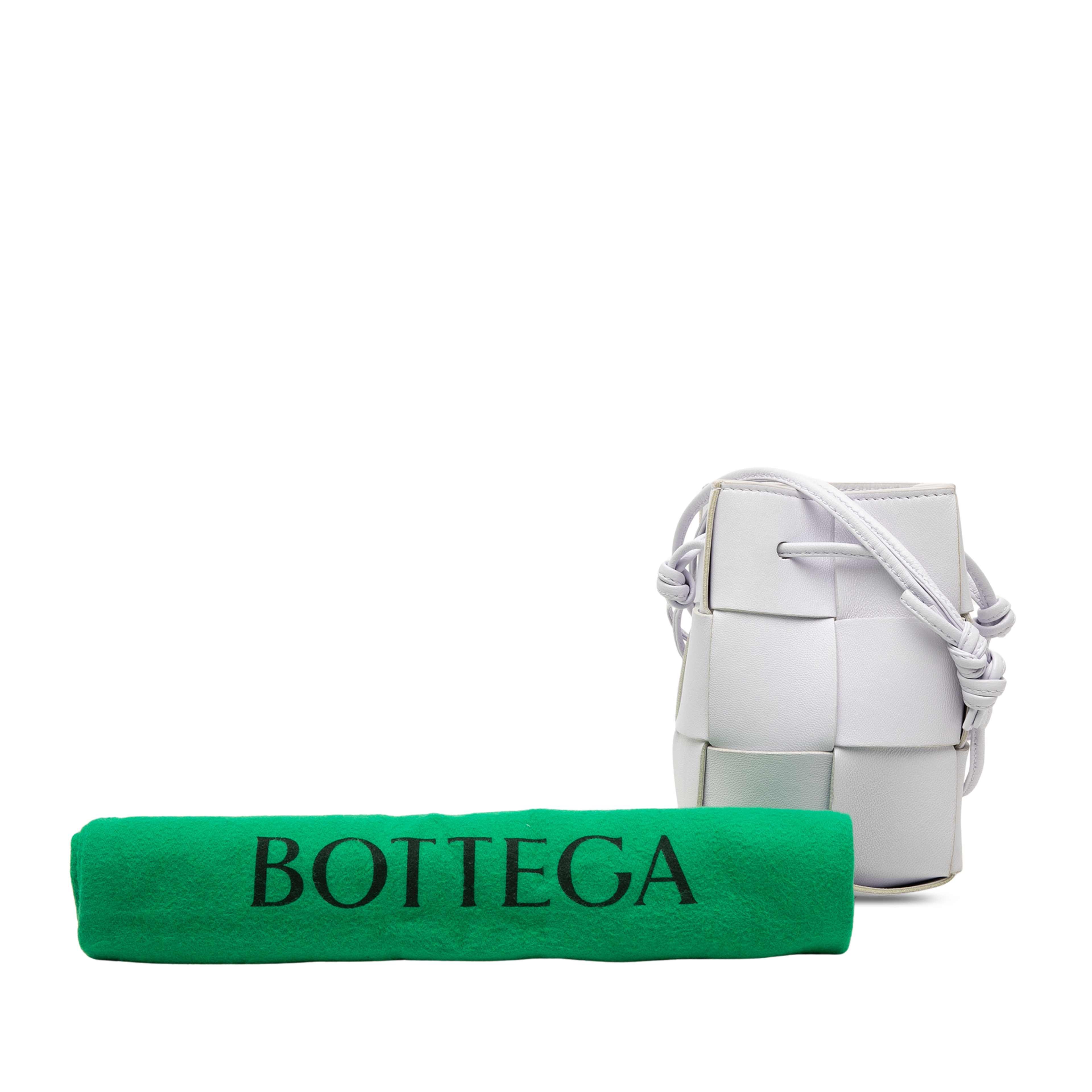 Bottega Veneta Mini Nappa Maxi Intrecciato Cassette Bucket Bag, från Luxclusif, i färgen vit. Klicka för att öppna bilden i stort format