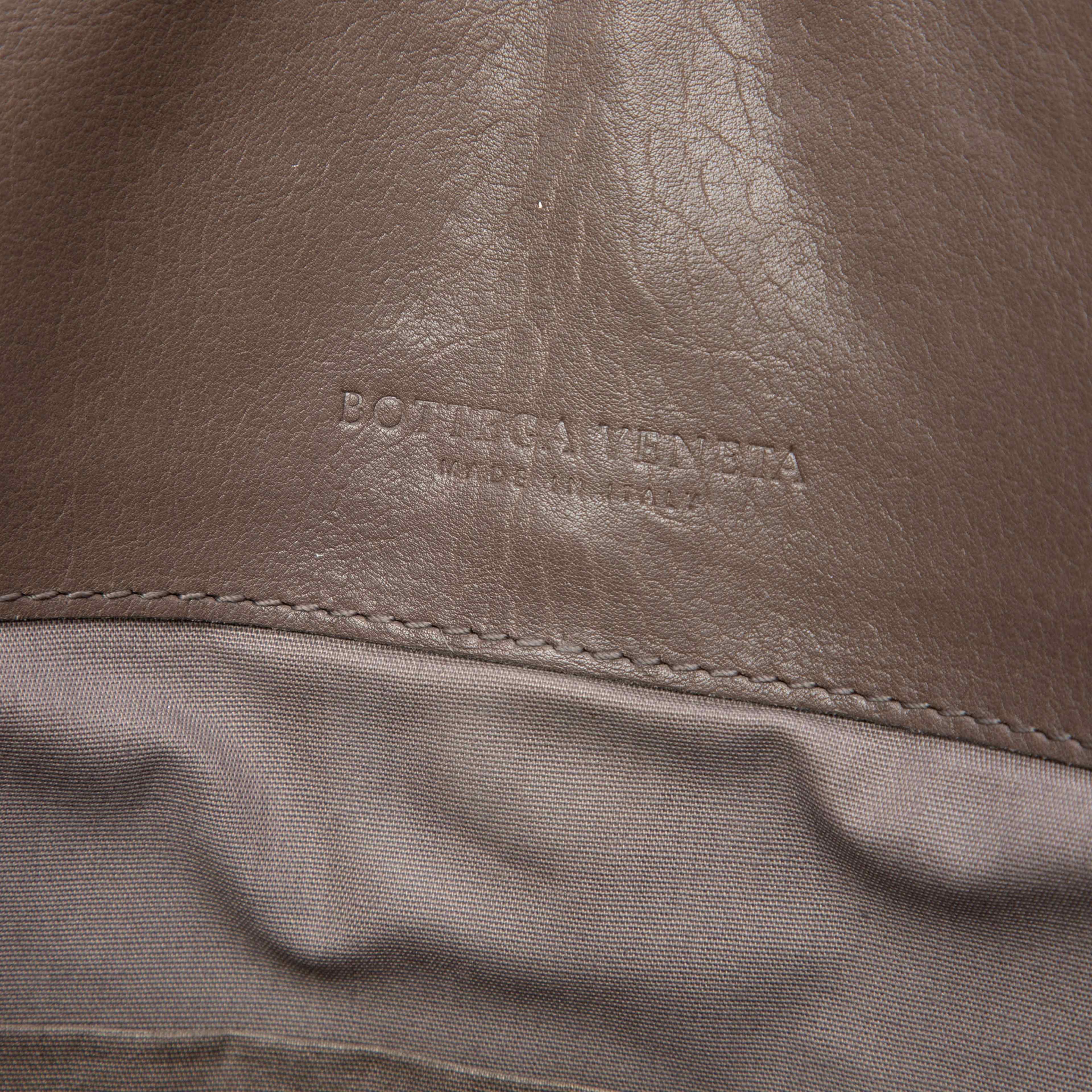 Bottega Veneta Intrecciato Trimmed Leather Oculus Tote, från Luxclusif, i färgen brun. Klicka för att öppna bilden i stort format