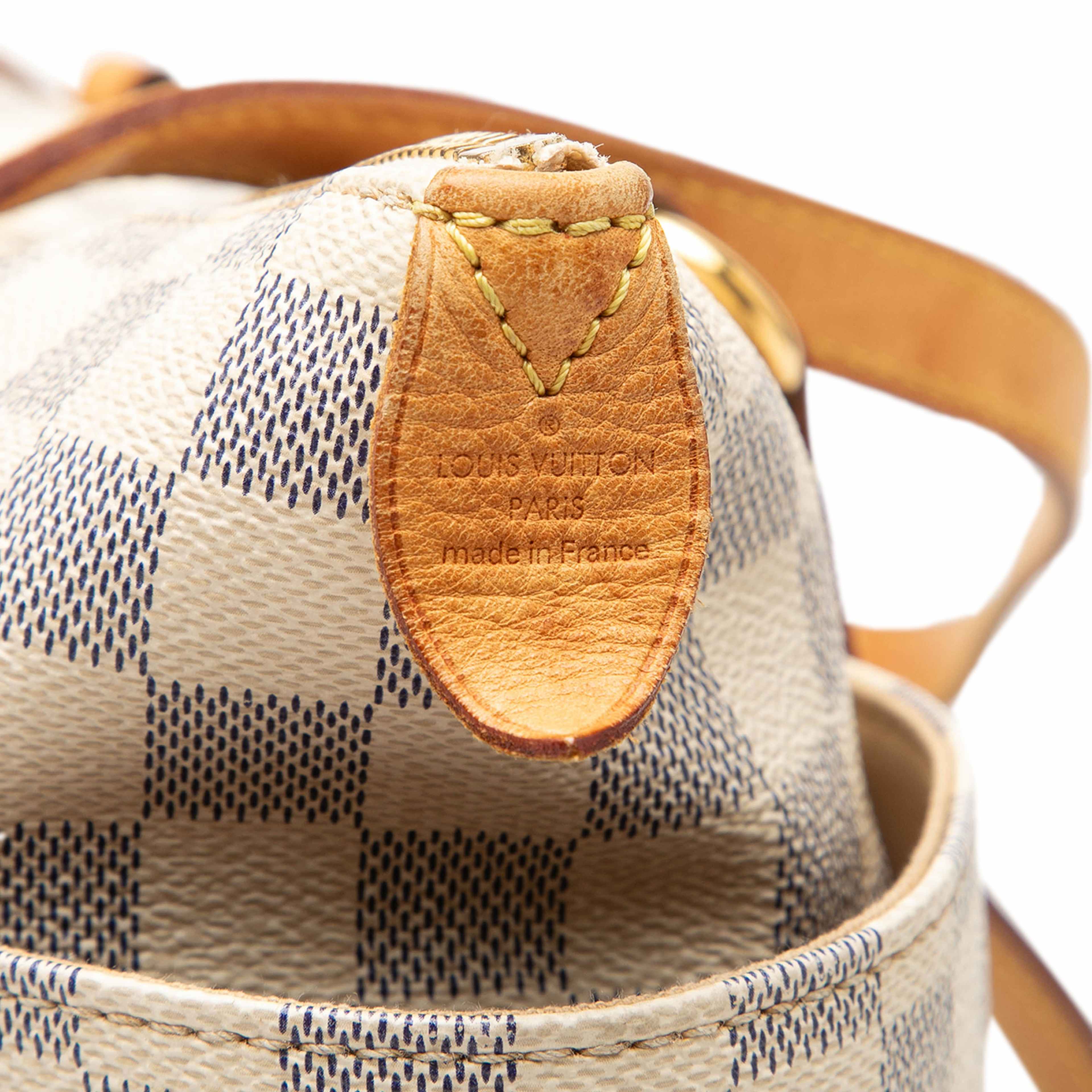 Louis Vuitton Damier Azur Totally Pm, från Luxclusif, i färgen vit. Klicka för att öppna bilden i stort format