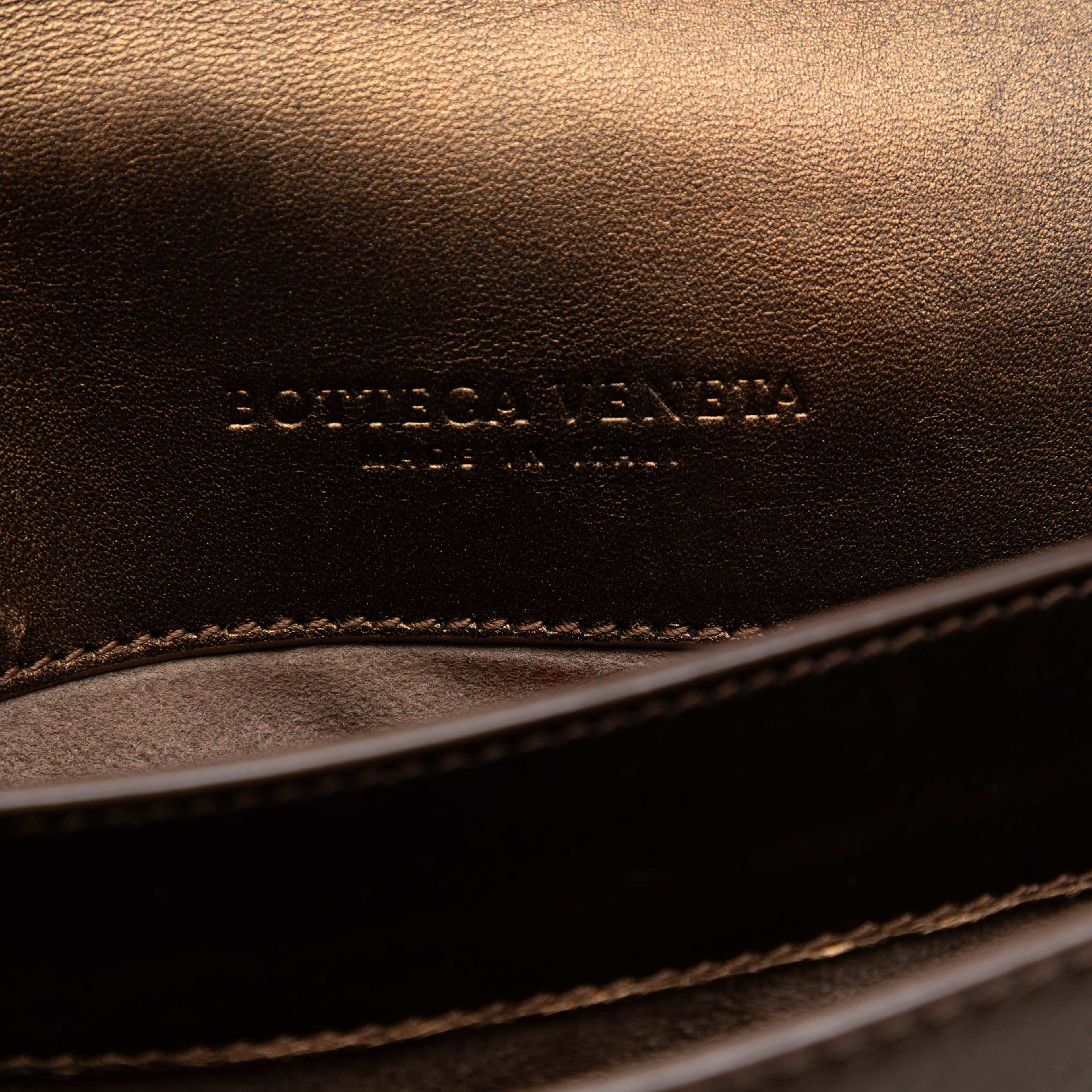 Bottega Veneta Nappa Intrecciato Montebello Crossbody, från Luxclusif, i färgen bronze. Klicka för att öppna bilden i stort format