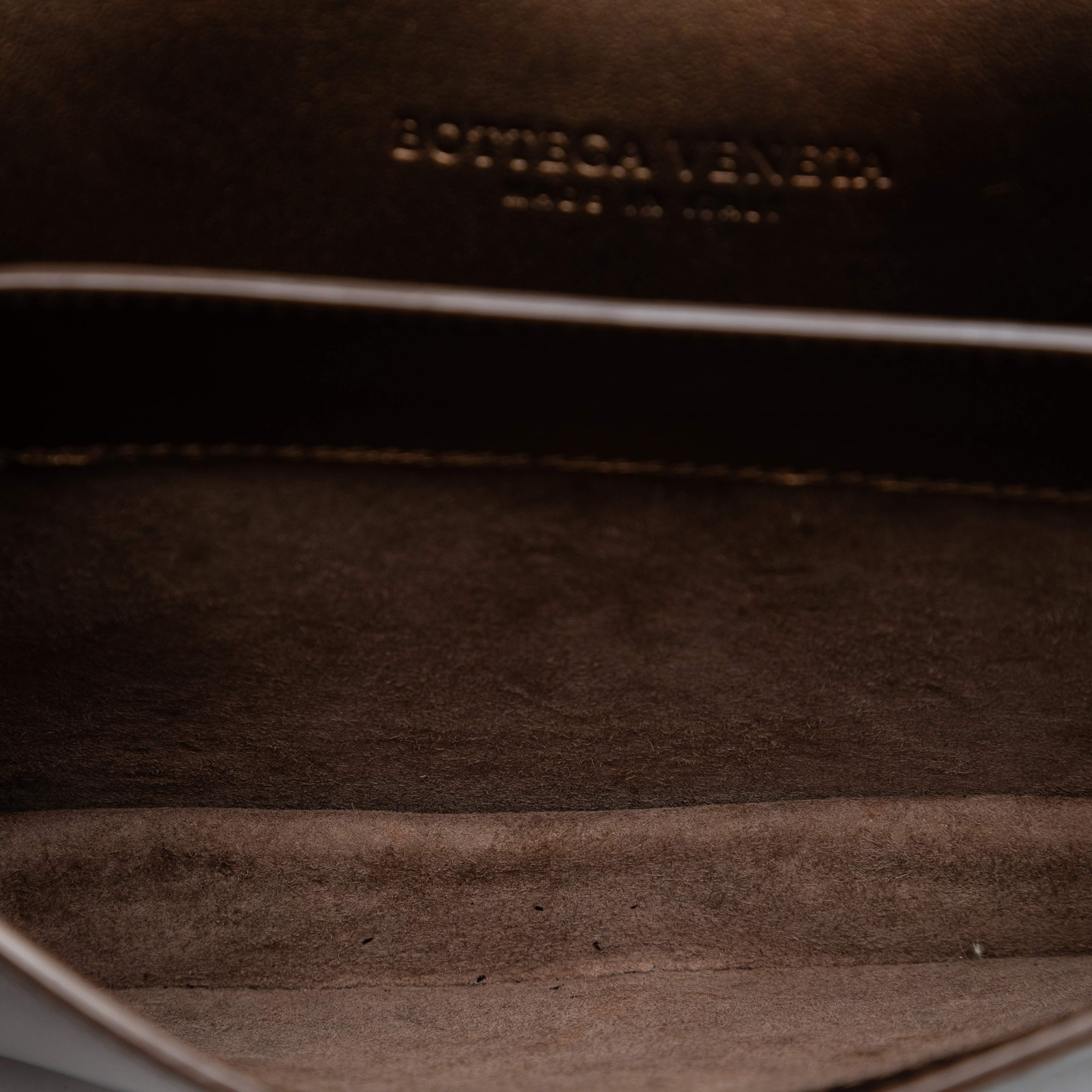 Bottega Veneta Nappa Intrecciato Montebello Crossbody, från Luxclusif, i färgen bronze. Klicka för att öppna bilden i stort format