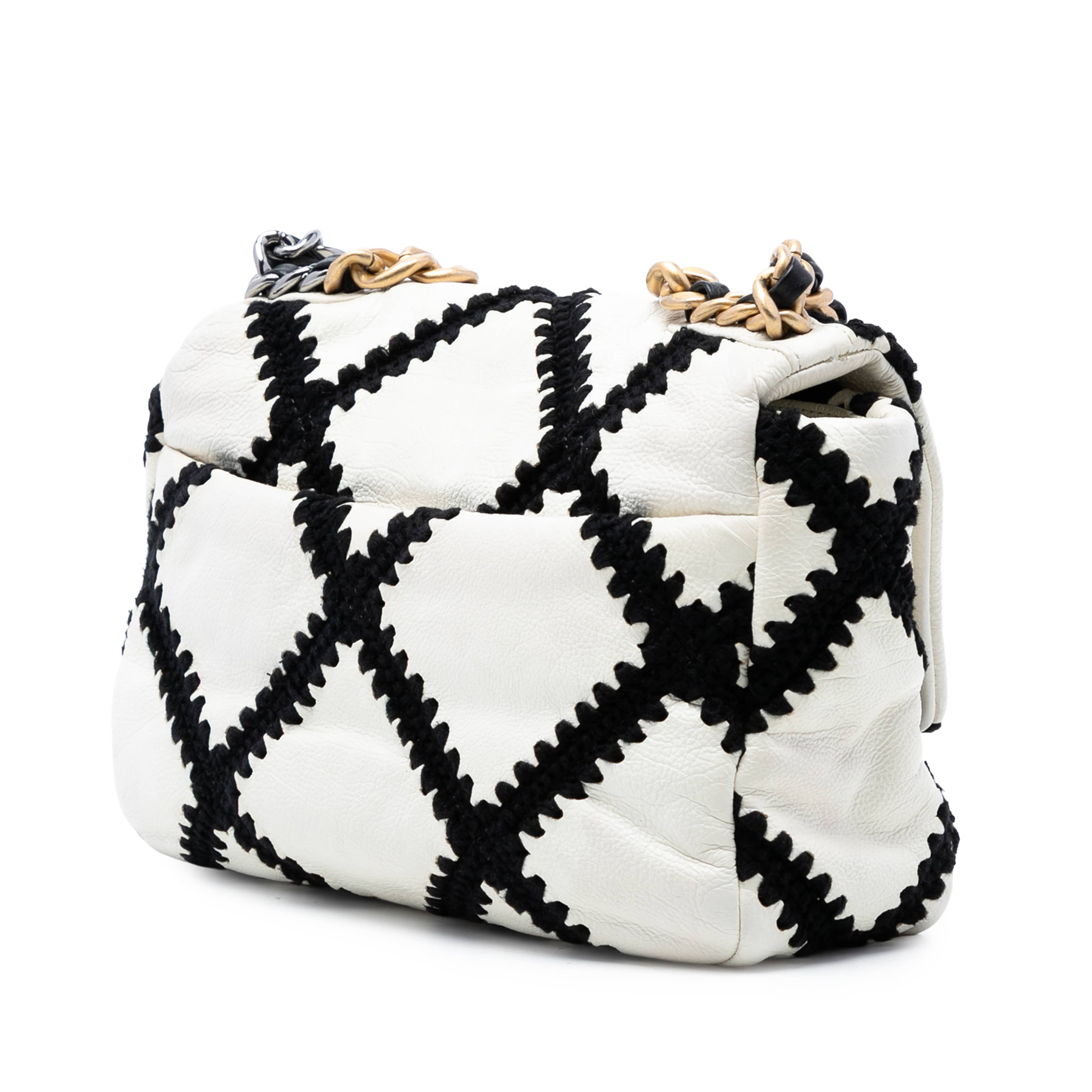 Chanel Medium Crochet Calfskin 19 Flap, från Luxclusif, i färgen ivory. Klicka för att öppna bilden i stort format