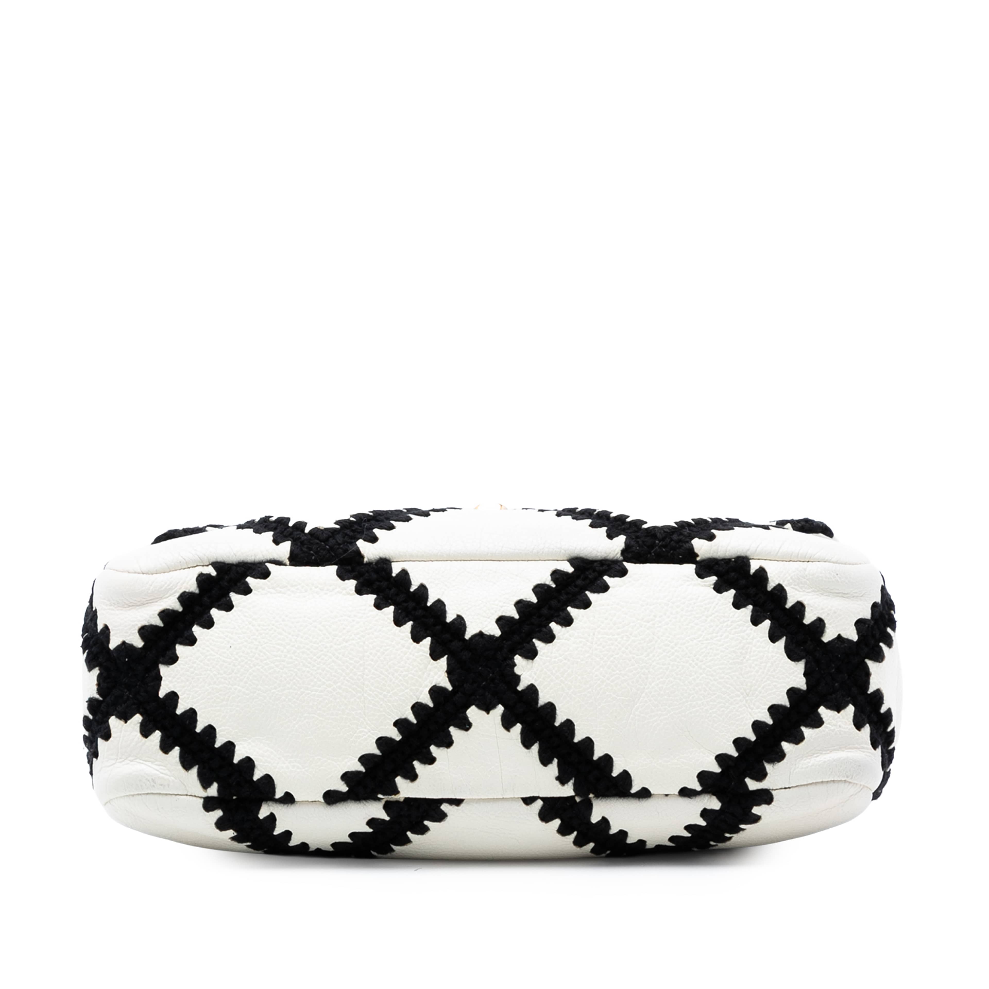 Chanel Medium Crochet Calfskin 19 Flap, från Luxclusif, i färgen ivory. Klicka för att öppna bilden i stort format