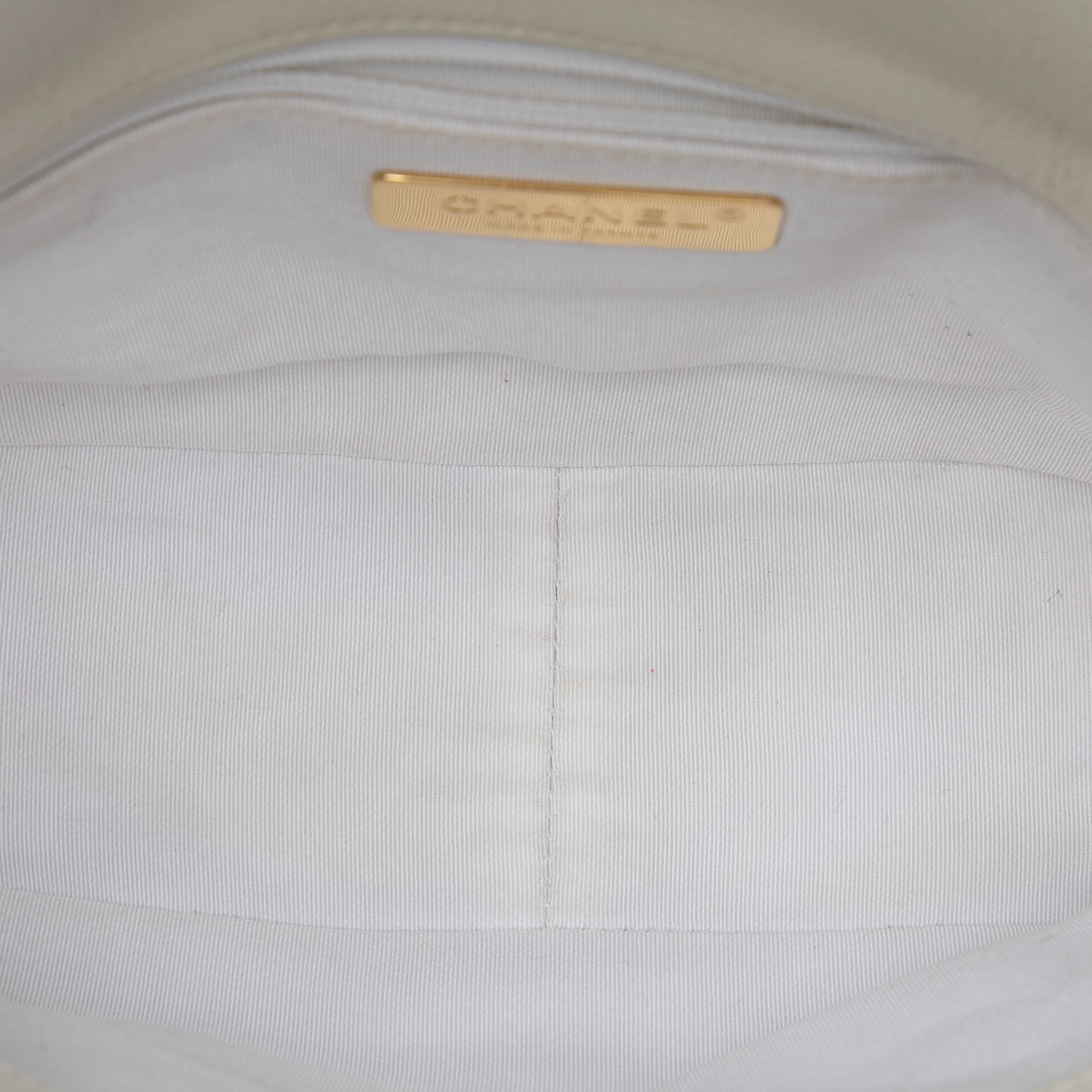 Chanel Medium Crochet Calfskin 19 Flap, från Luxclusif, i färgen ivory. Klicka för att öppna bilden i stort format