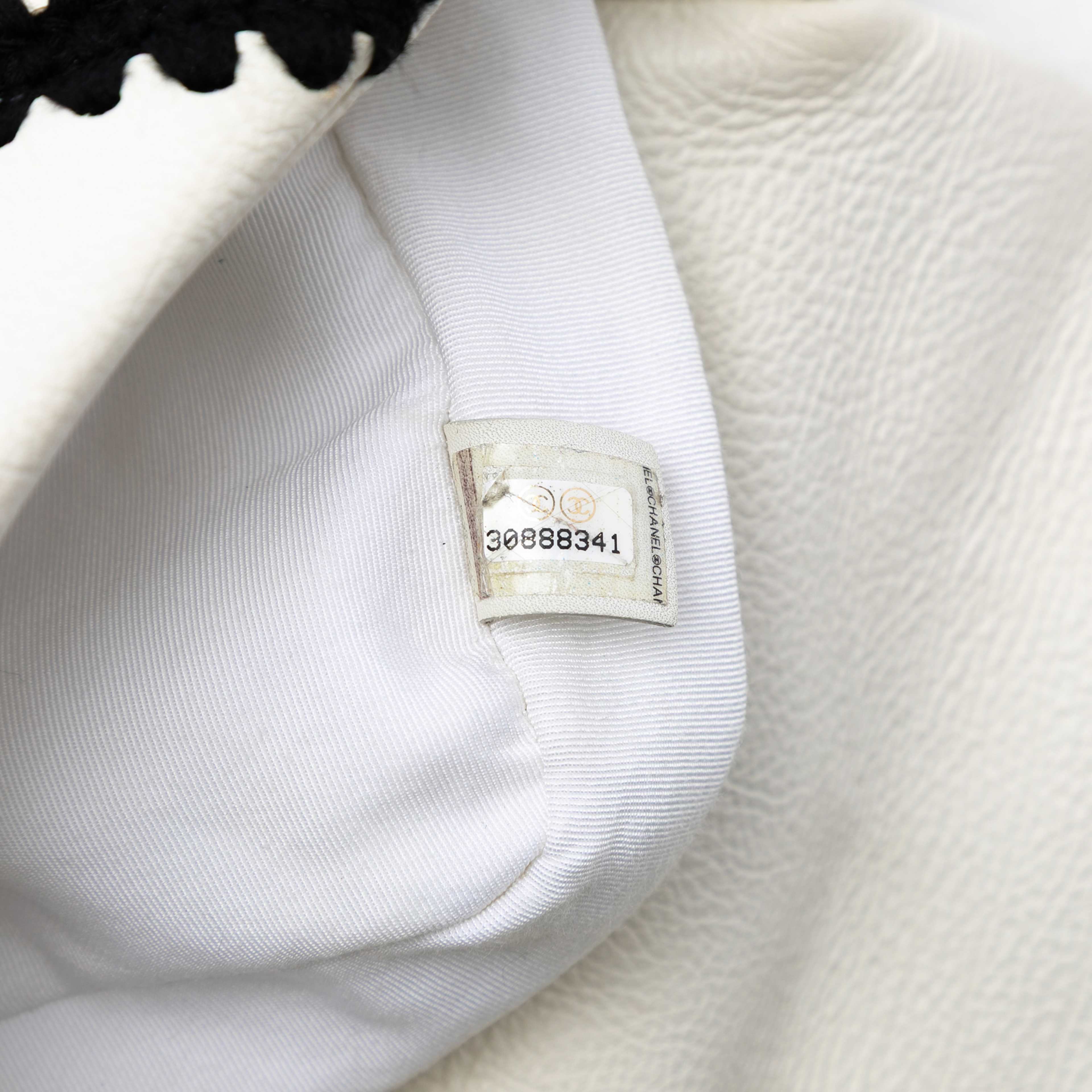 Chanel Medium Crochet Calfskin 19 Flap, från Luxclusif, i färgen ivory. Klicka för att öppna bilden i stort format