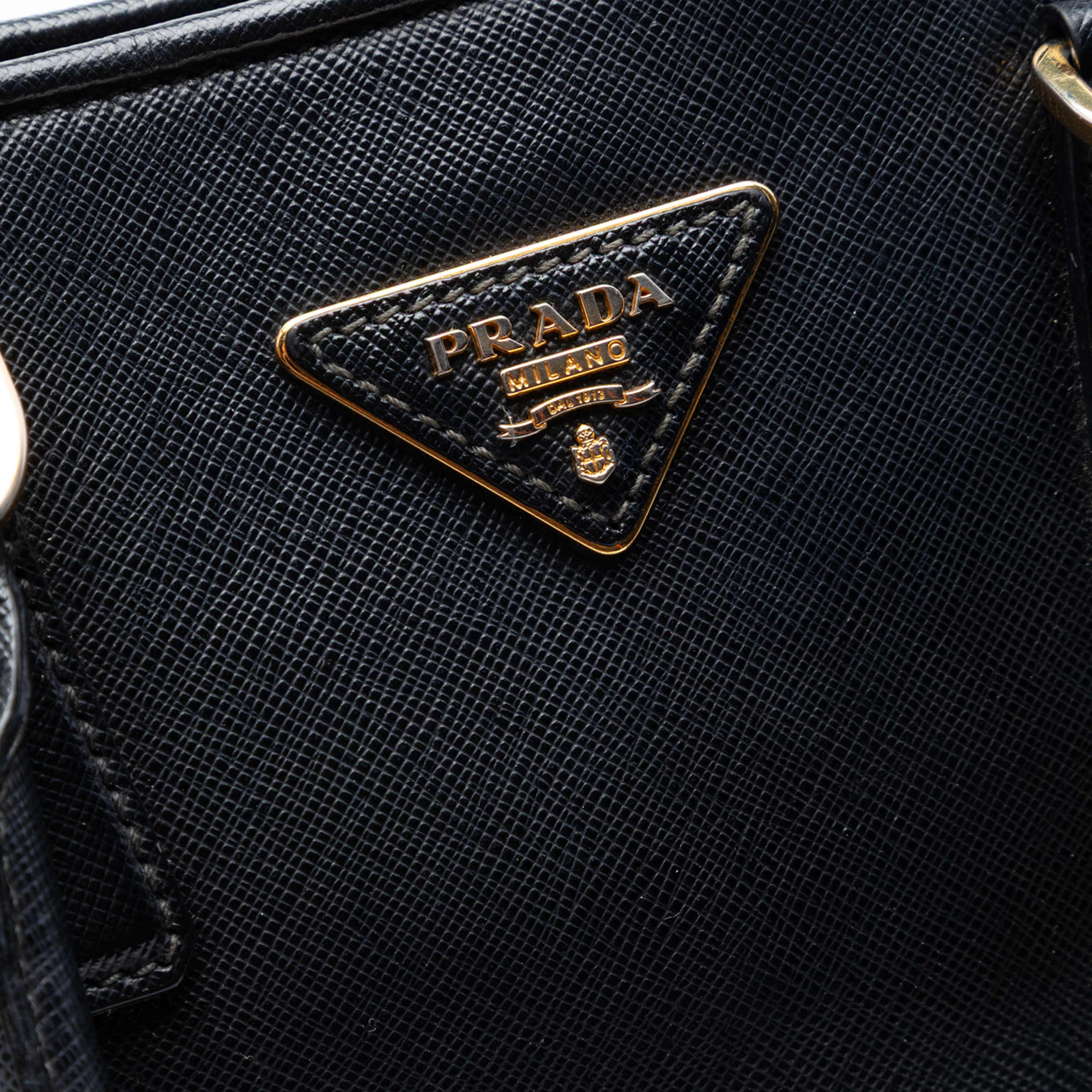 Prada Medium Saffiano Lux Open Promenade Satchel, från Luxclusif, i färgen svart. Klicka för att öppna bilden i stort format