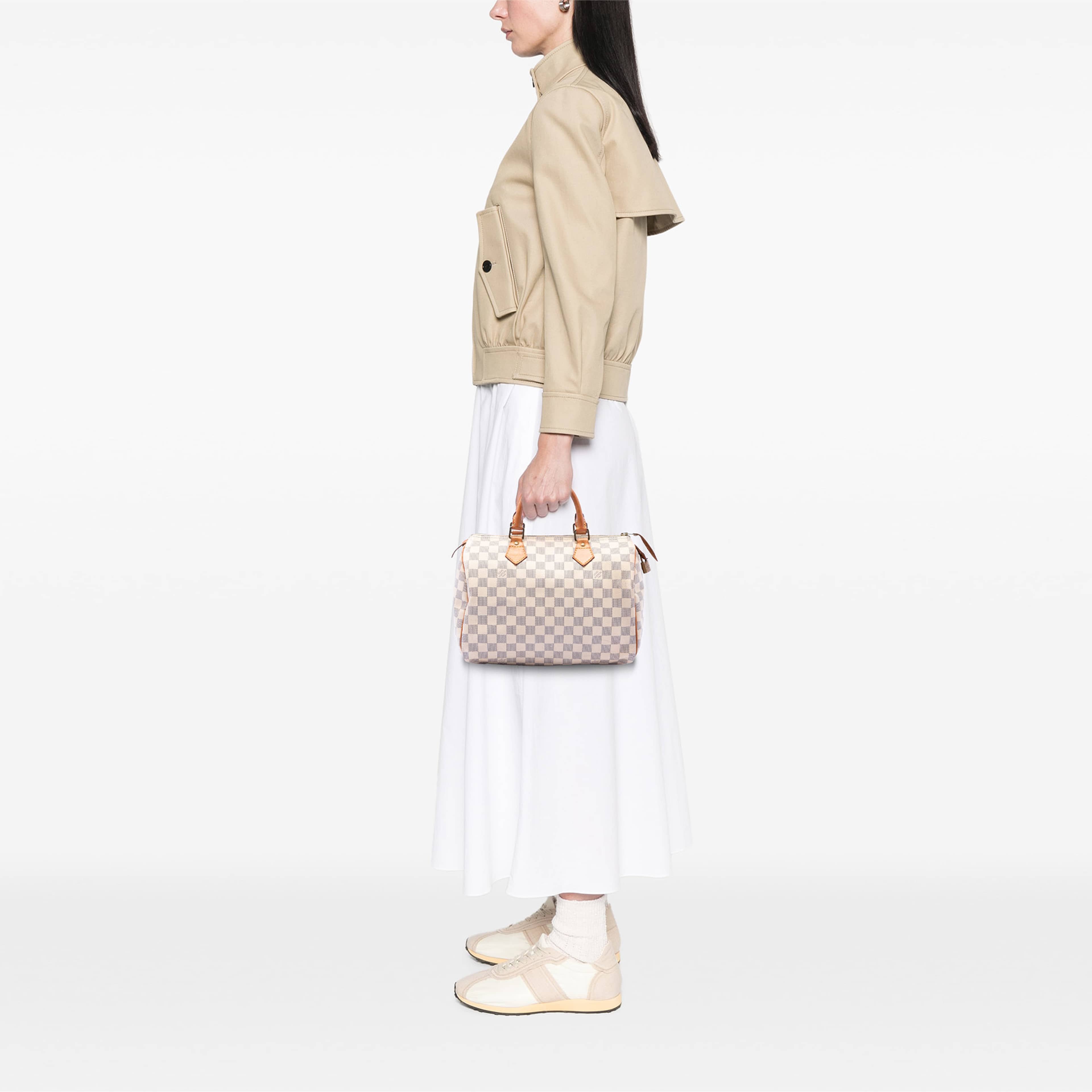 Louis Vuitton Damier Azur Speedy 30, från Luxclusif, i färgen vit. Klicka för att öppna bilden i stort format