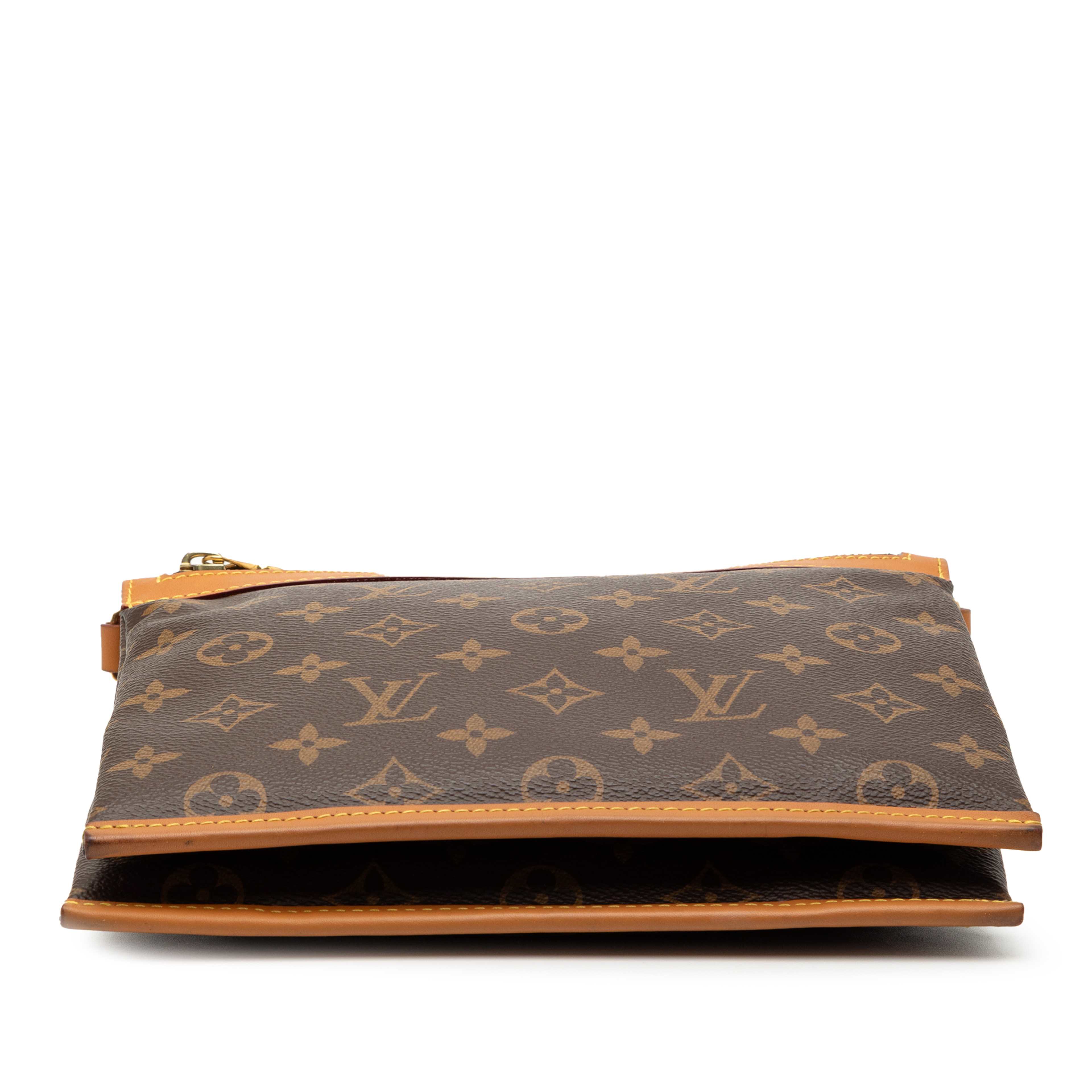 Louis Vuitton Monogram Saumur Messenger Pm, från Luxclusif, i färgen brown. Klicka för att öppna bilden i stort format