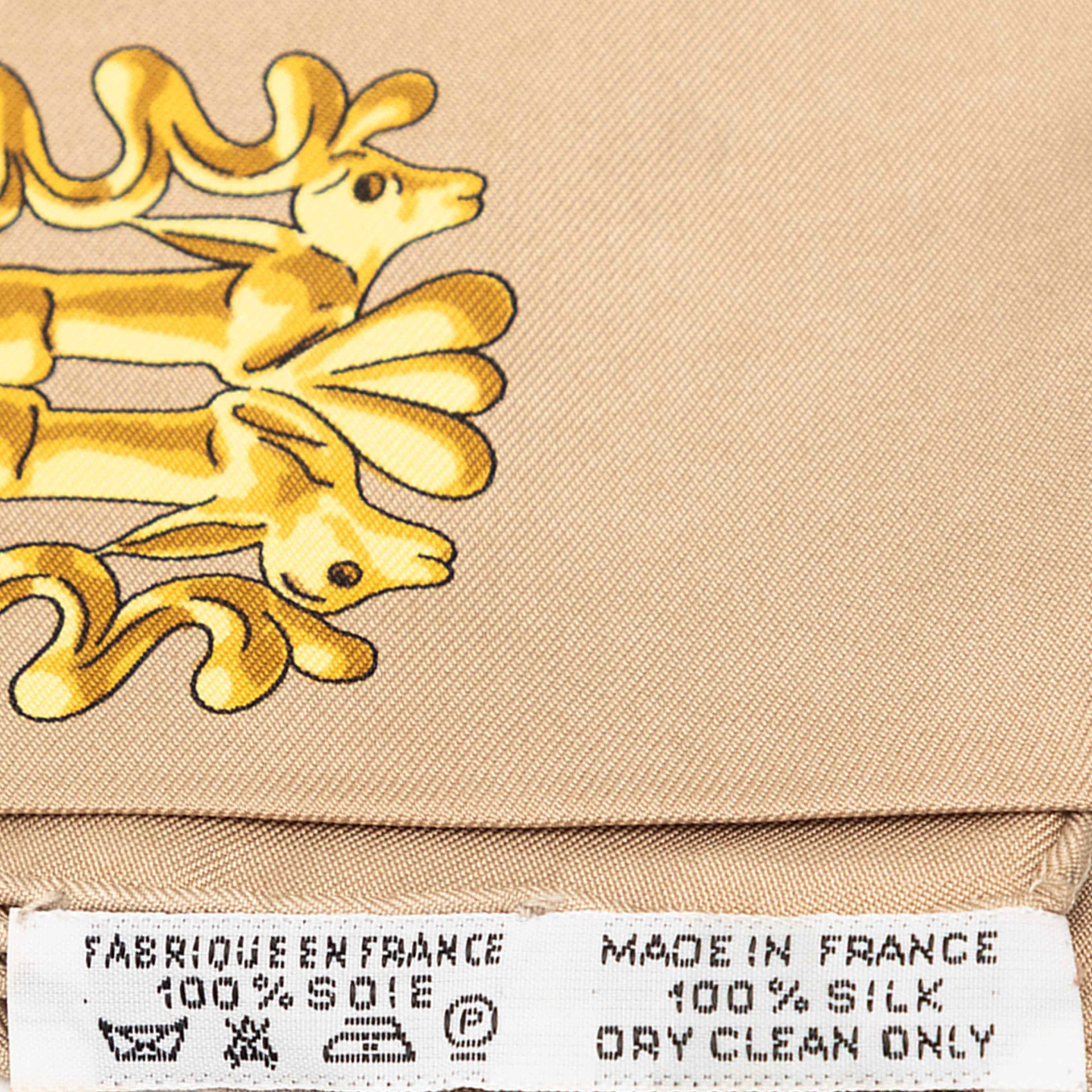 Hermès Les Cavaliers D Or Silk Scarf 90, från Luxclusif, i färgen white. Klicka för att öppna bilden i stort format