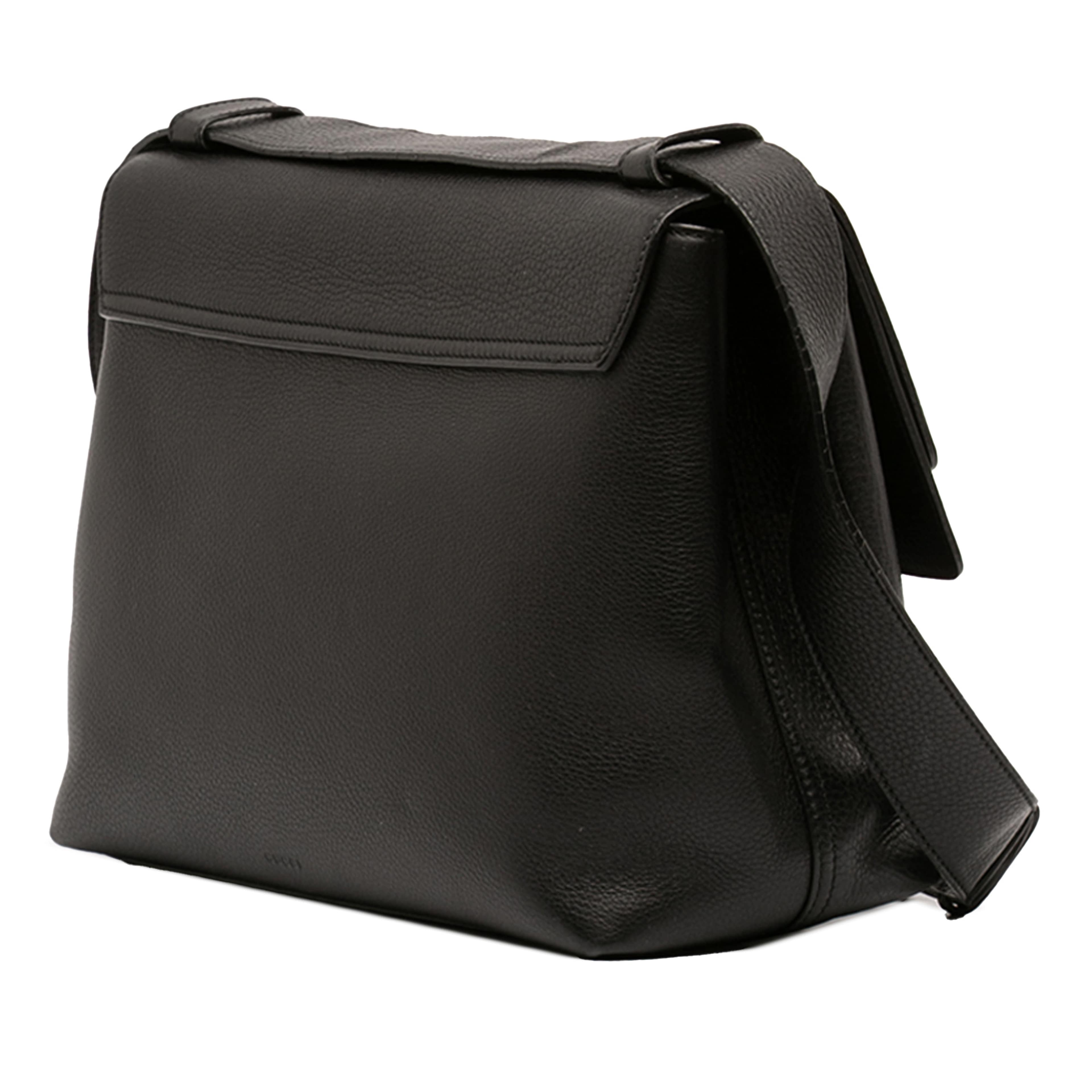 Gucci Large Gg Marmont Pebbled Calfskin Flap Shoulder Bag, från Luxclusif, i färgen black. Klicka för att öppna bilden i stort format