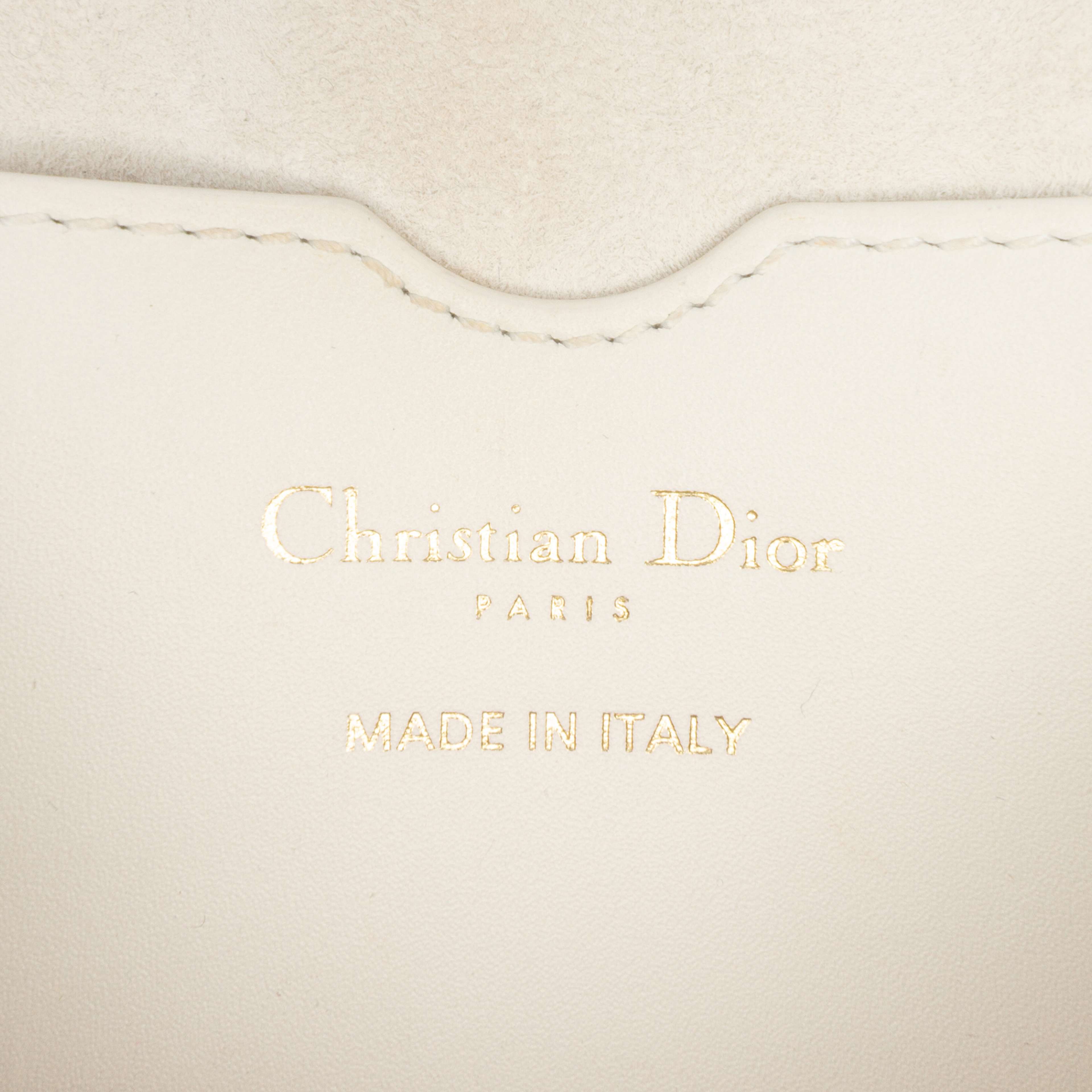 Dior Medium Leather Bobby Crossbody, från Luxclusif, i färgen white. Klicka för att öppna bilden i stort format