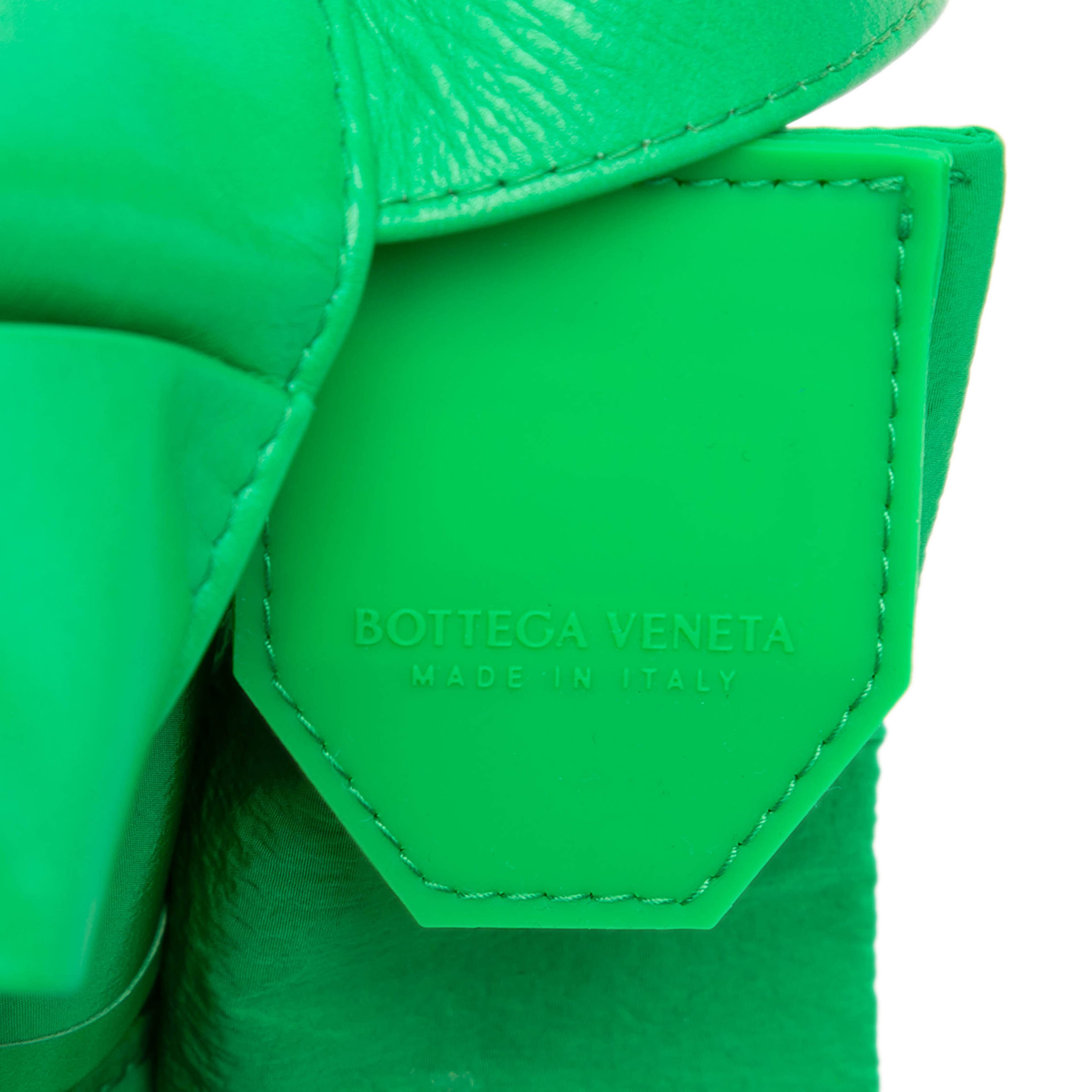 Bottega Veneta Candy Nappa Intrecciato Cassette Crossbody, från Luxclusif, i färgen grön. Klicka för att öppna bilden i stort format