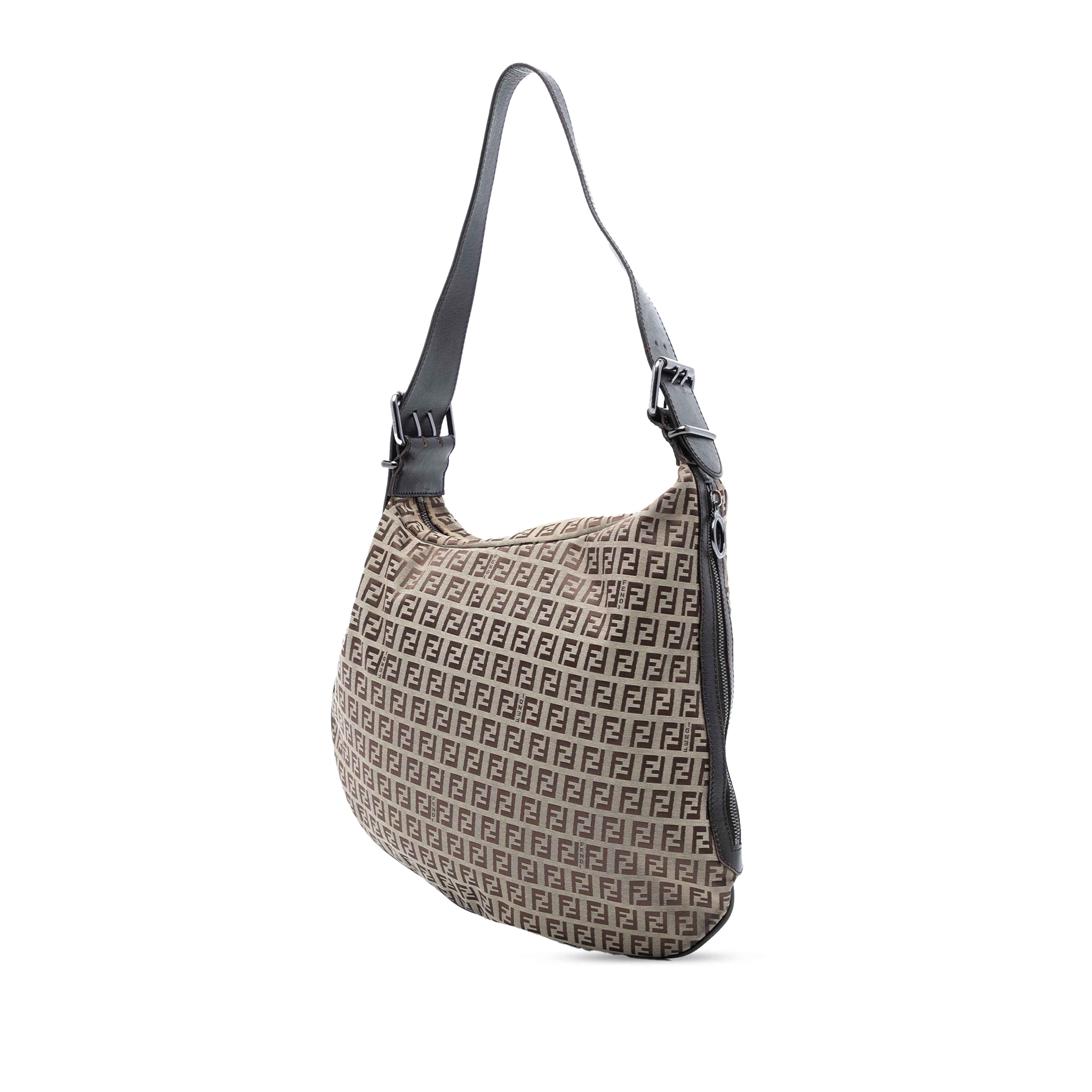 Fendi Zucchino Canvas Oyster Hobo, från Luxclusif, i färgen beige. Klicka för att öppna bilden i stort format