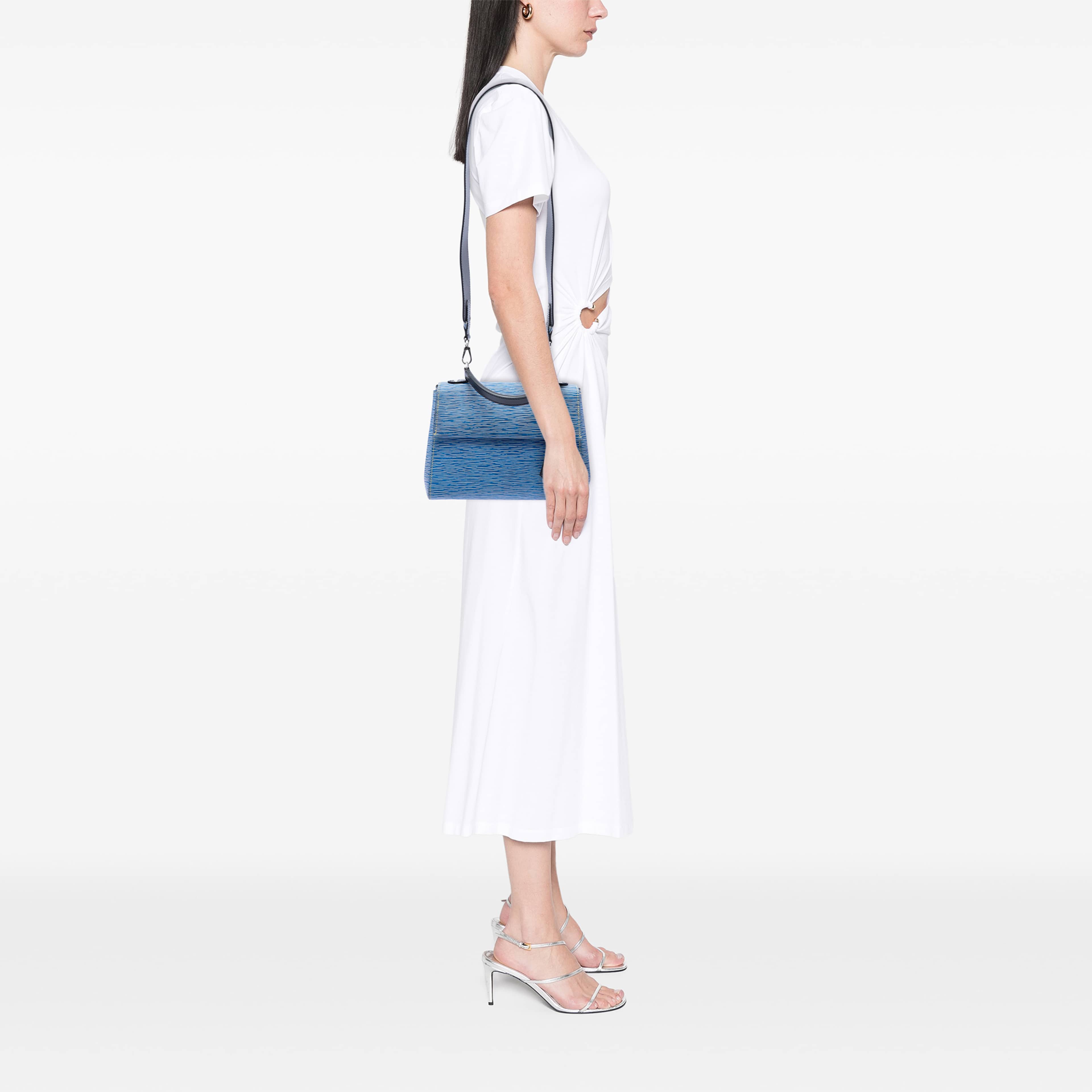 Louis Vuitton Epi Denim Cluny Bb, från Luxclusif, i färgen blå. Klicka för att öppna bilden i stort format