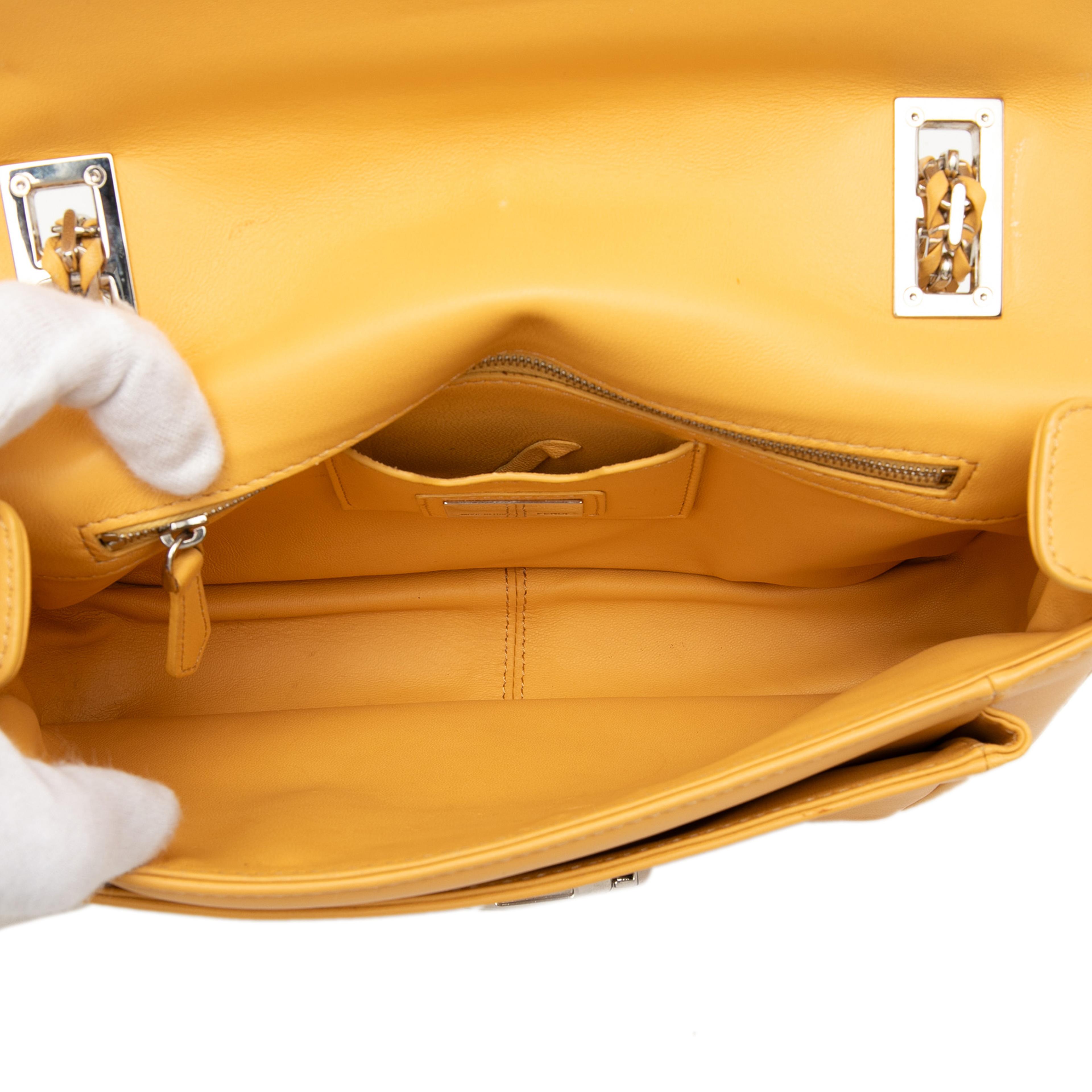 Fendi Nappa Be Baguette Crossbody, från Luxclusif, i färgen yellow. Klicka för att öppna bilden i stort format