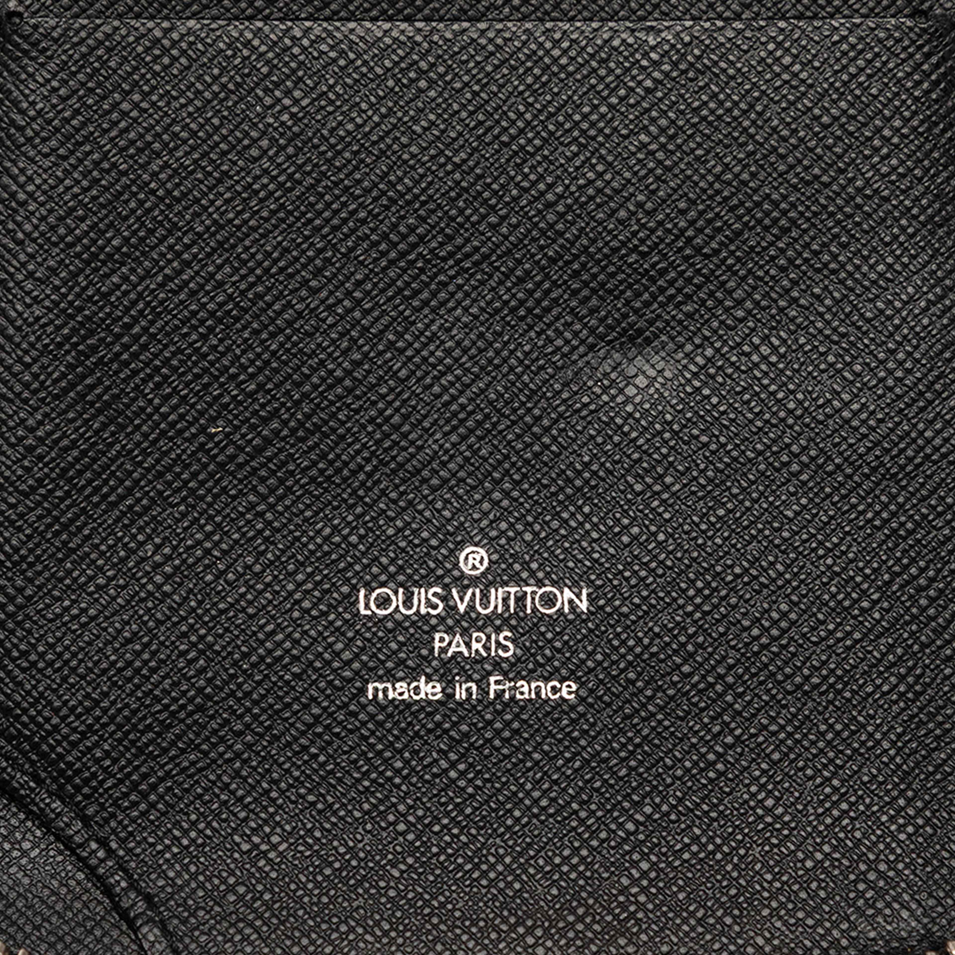 Louis Vuitton Taiga Atoll Organizer, från Luxclusif, i färgen svart. Klicka för att öppna bilden i stort format