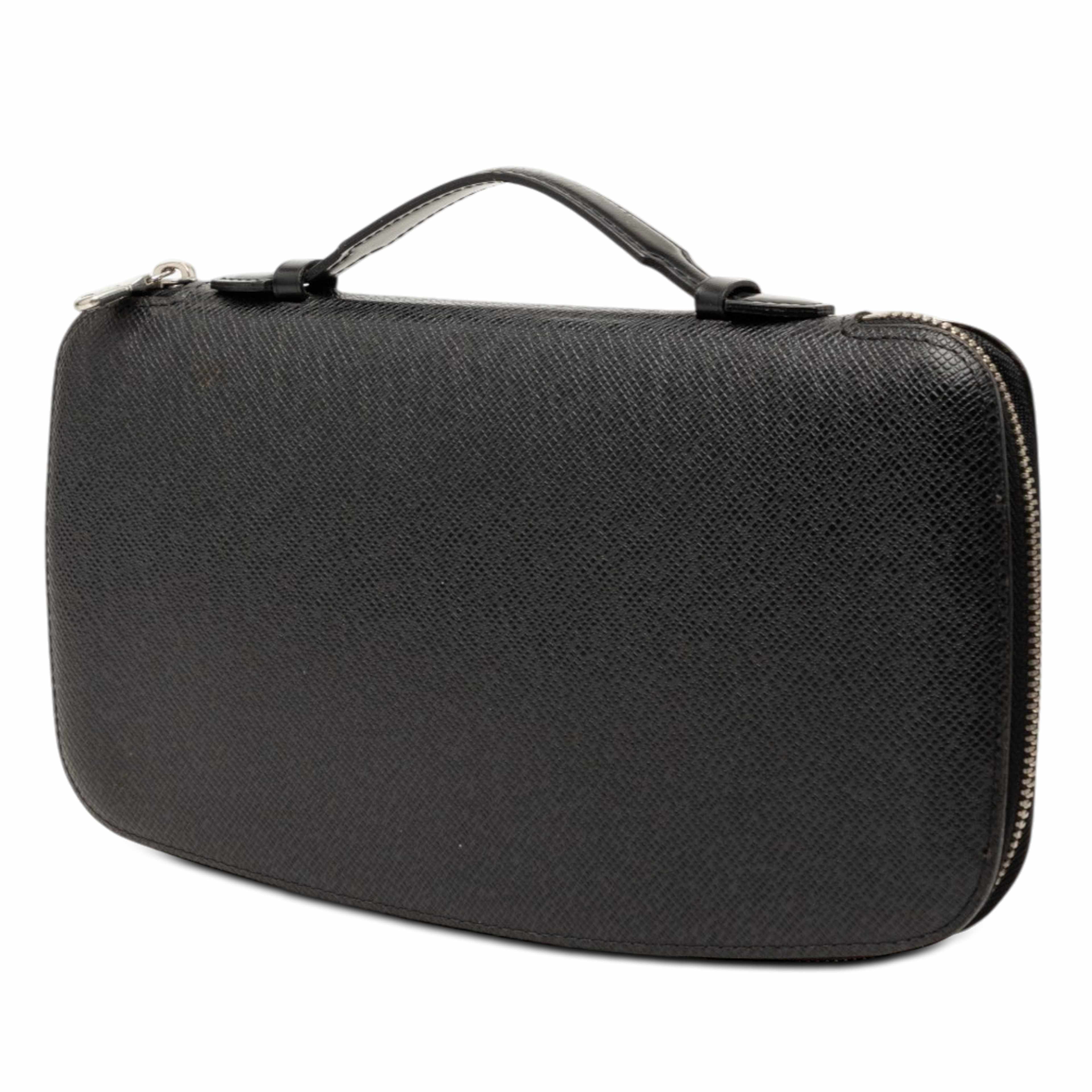 Louis Vuitton Taiga Atoll Organizer, från Luxclusif, i färgen svart. Klicka för att öppna bilden i stort format