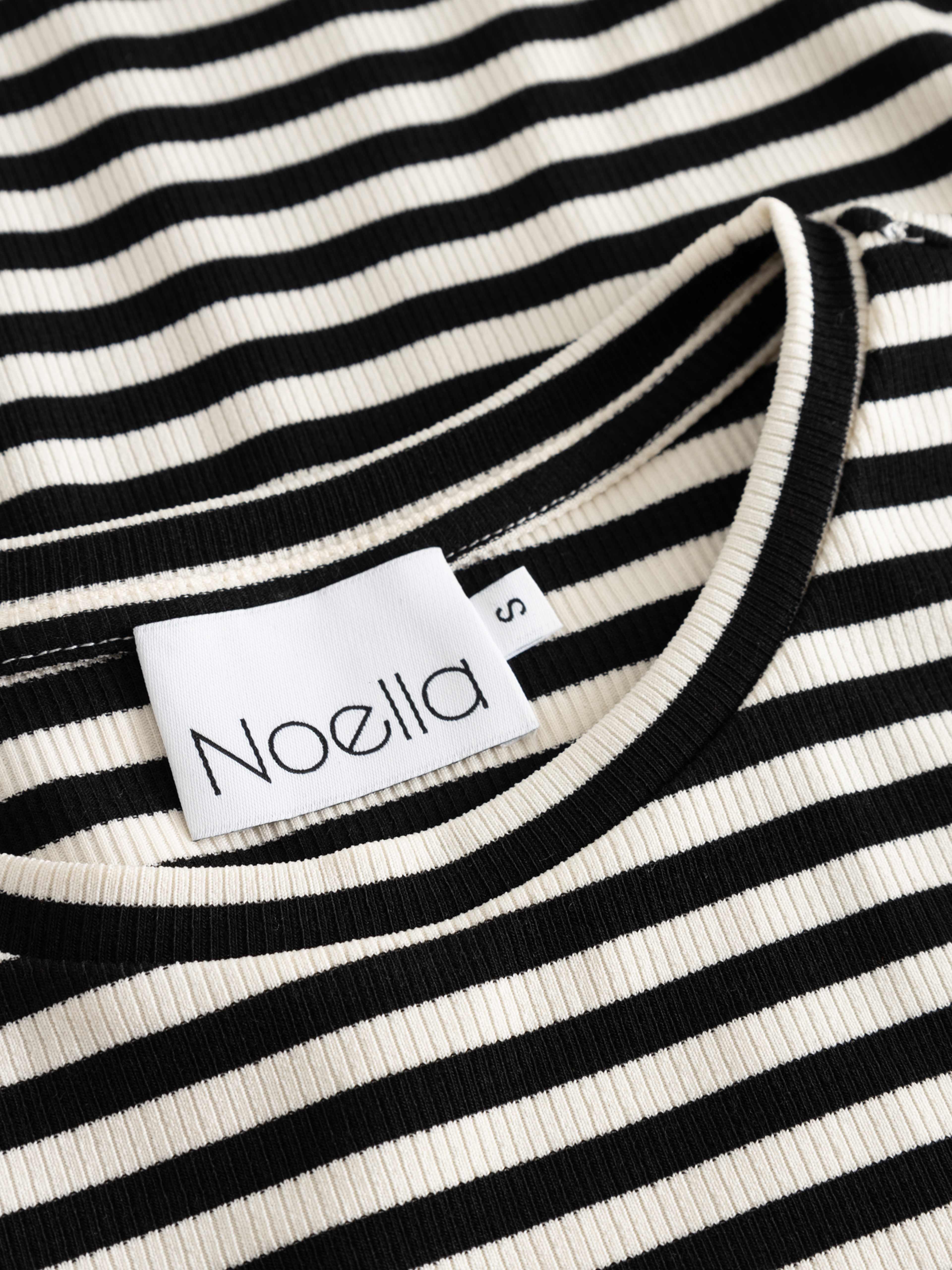 Lizzy Top - Ivory Black Stripe, från Noella, i färgen ivory black stripe. Klicka för att öppna bilden i stort format
