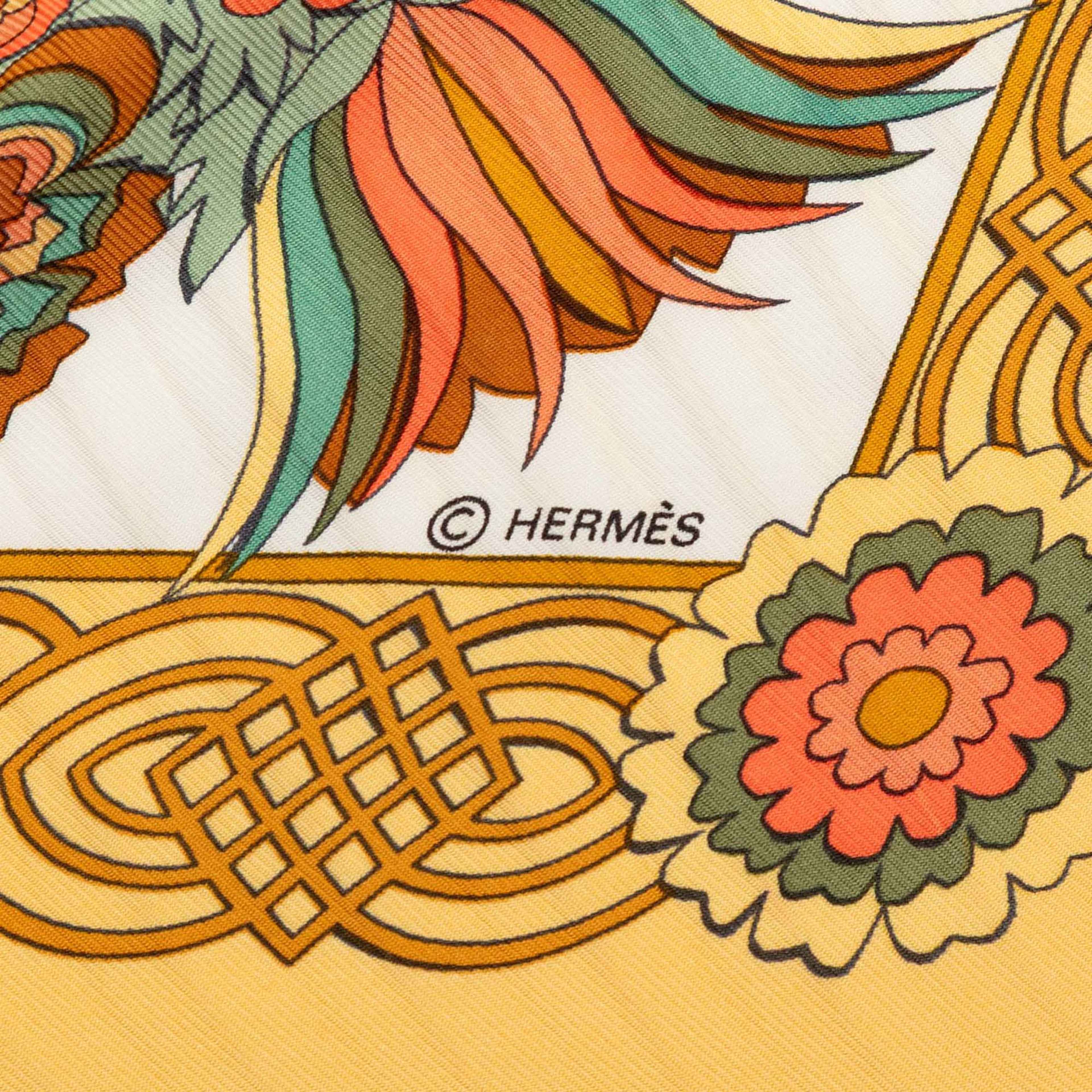 Hermès Decoupages  Pleated Silk Scarf, från Luxclusif, i färgen mustard. Klicka för att öppna bilden i stort format