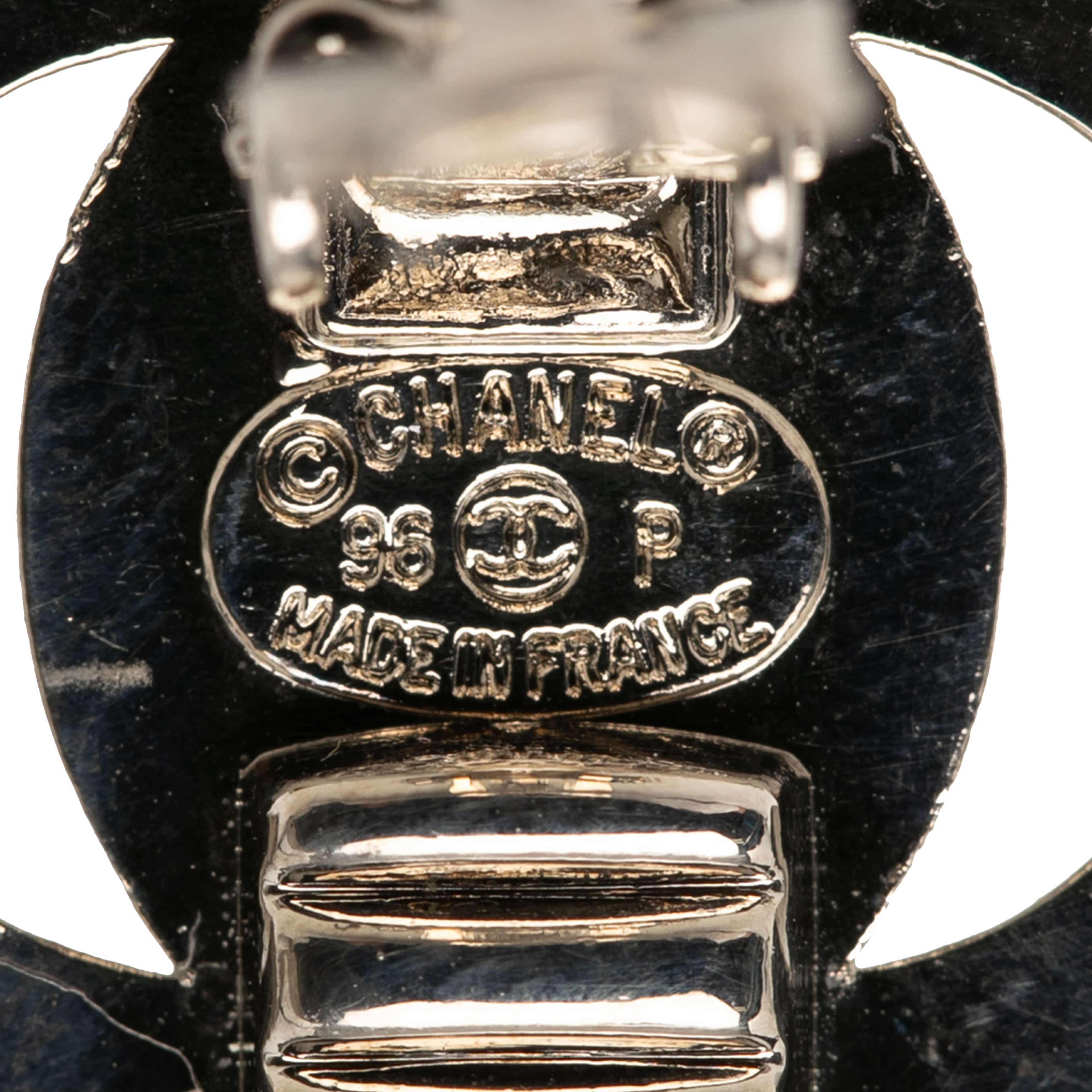 Chanel Cc Brass Turn Lock Clip On Earrings, från Luxclusif, i färgen silver. Klicka för att öppna bilden i stort format