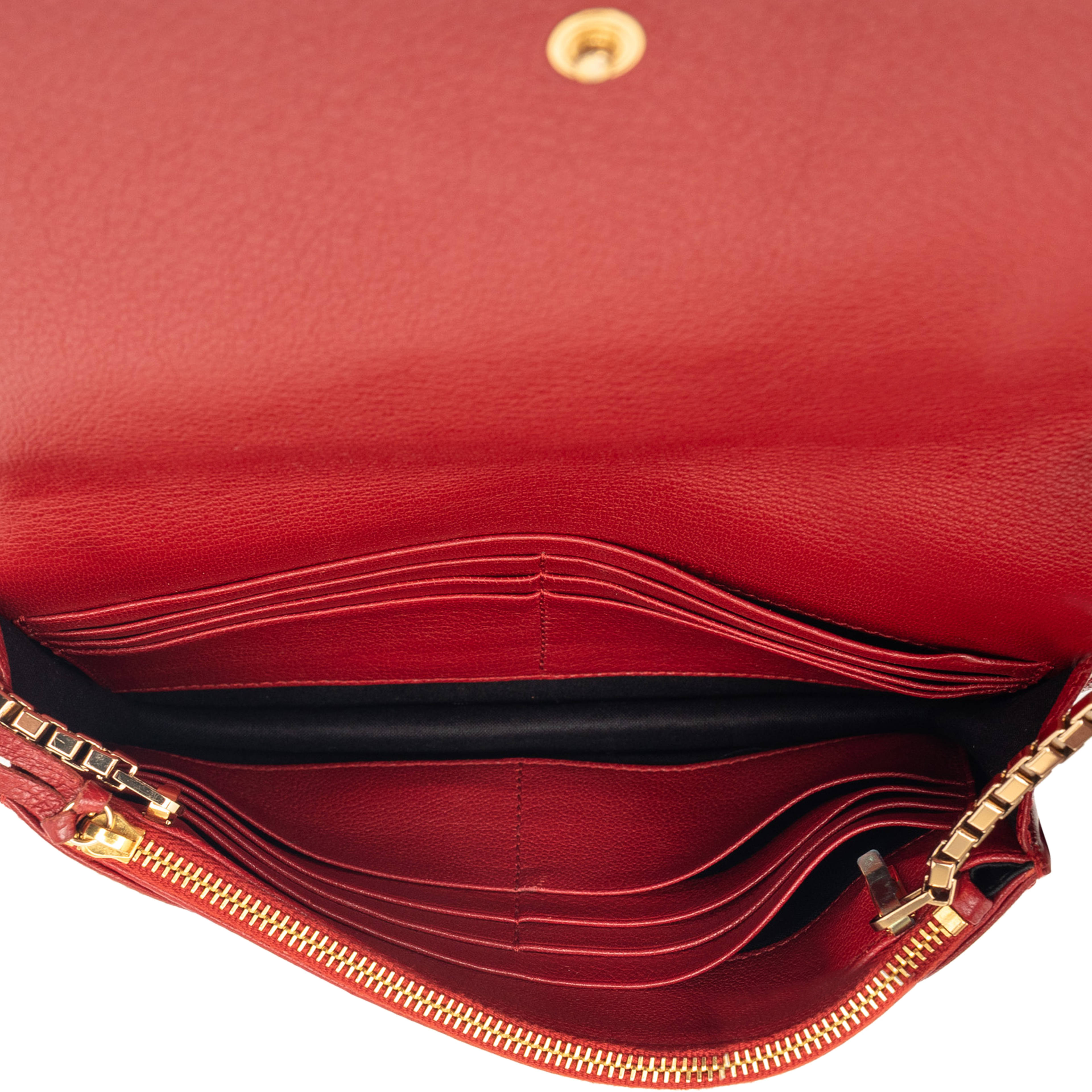 Balenciaga Goatskin Motocross Metallic Edge Wallet On Chain, från Luxclusif, i färgen red. Klicka för att öppna bilden i stort format