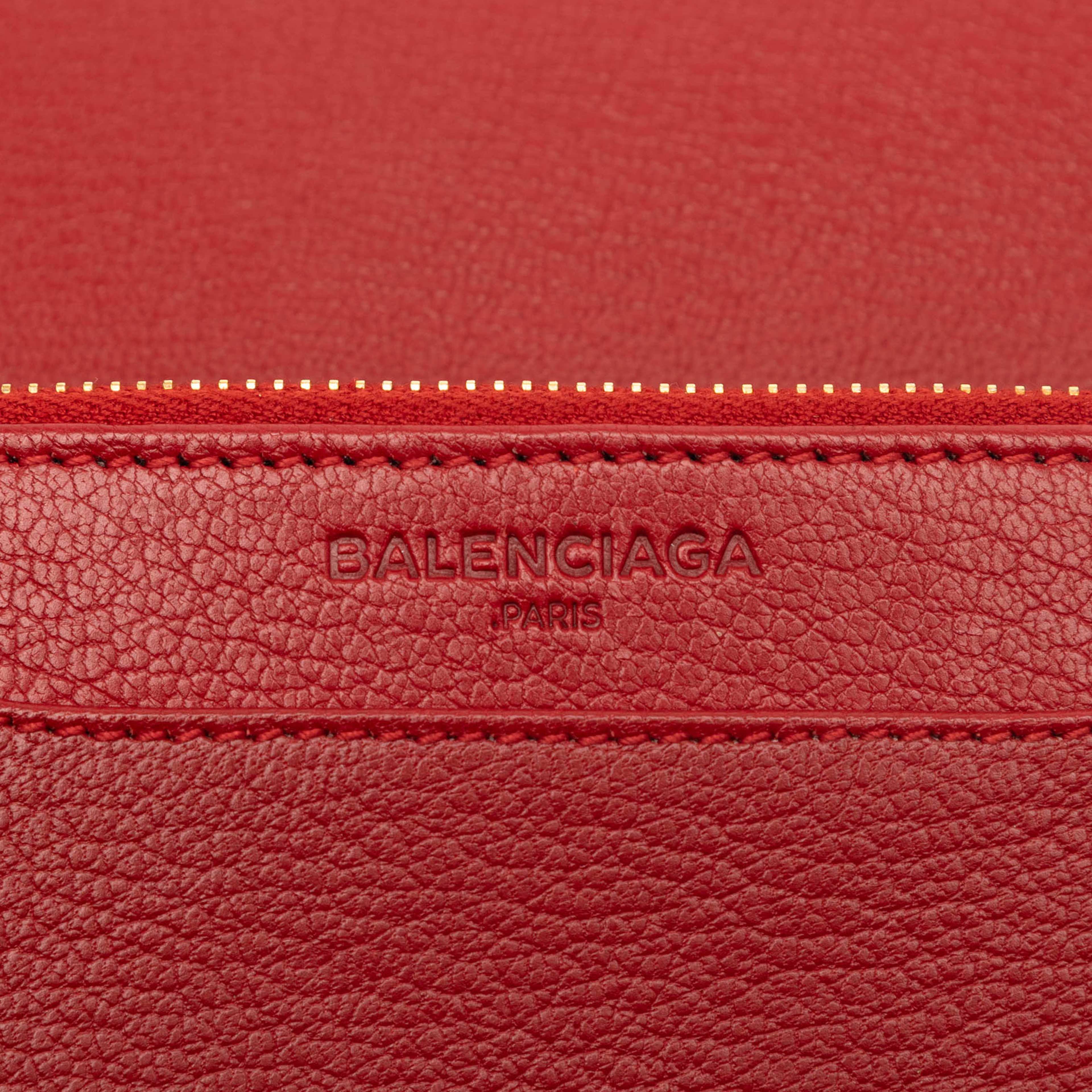 Balenciaga Goatskin Motocross Metallic Edge Wallet On Chain, från Luxclusif, i färgen red. Klicka för att öppna bilden i stort format