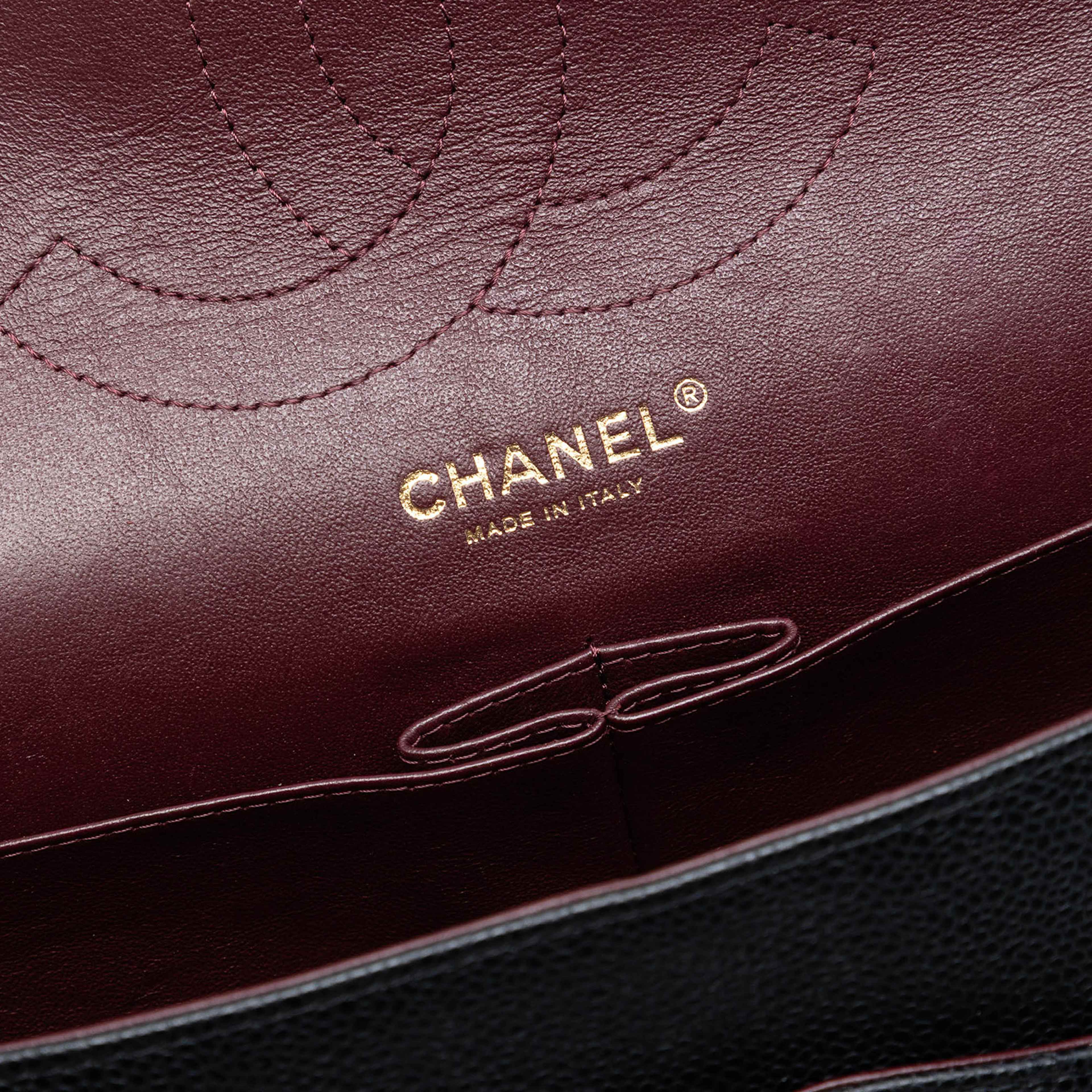 Chanel Jumbo Classic Caviar Double Flap, från Luxclusif, i färgen black. Klicka för att öppna bilden i stort format