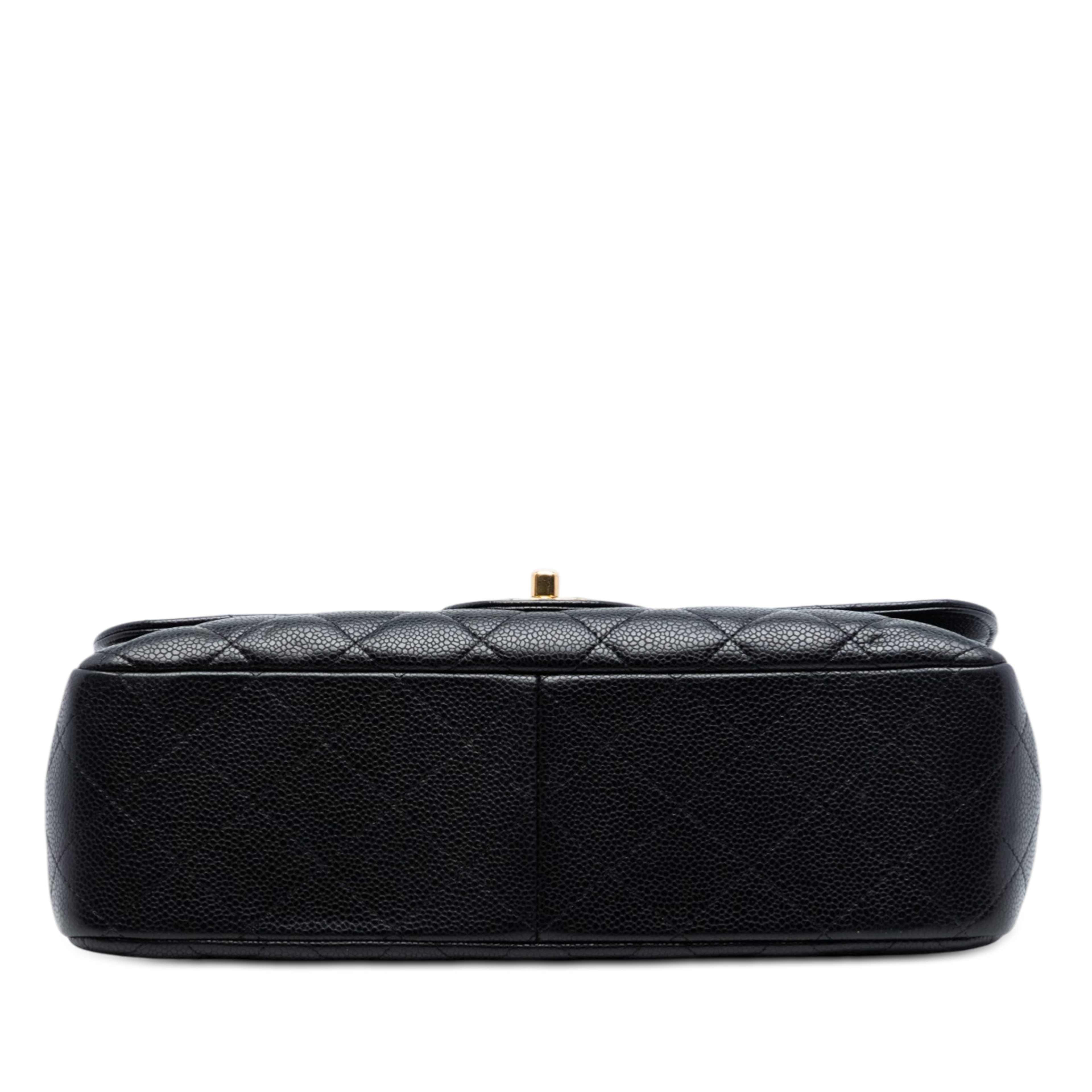 Chanel Jumbo Classic Caviar Double Flap, från Luxclusif, i färgen black. Klicka för att öppna bilden i stort format