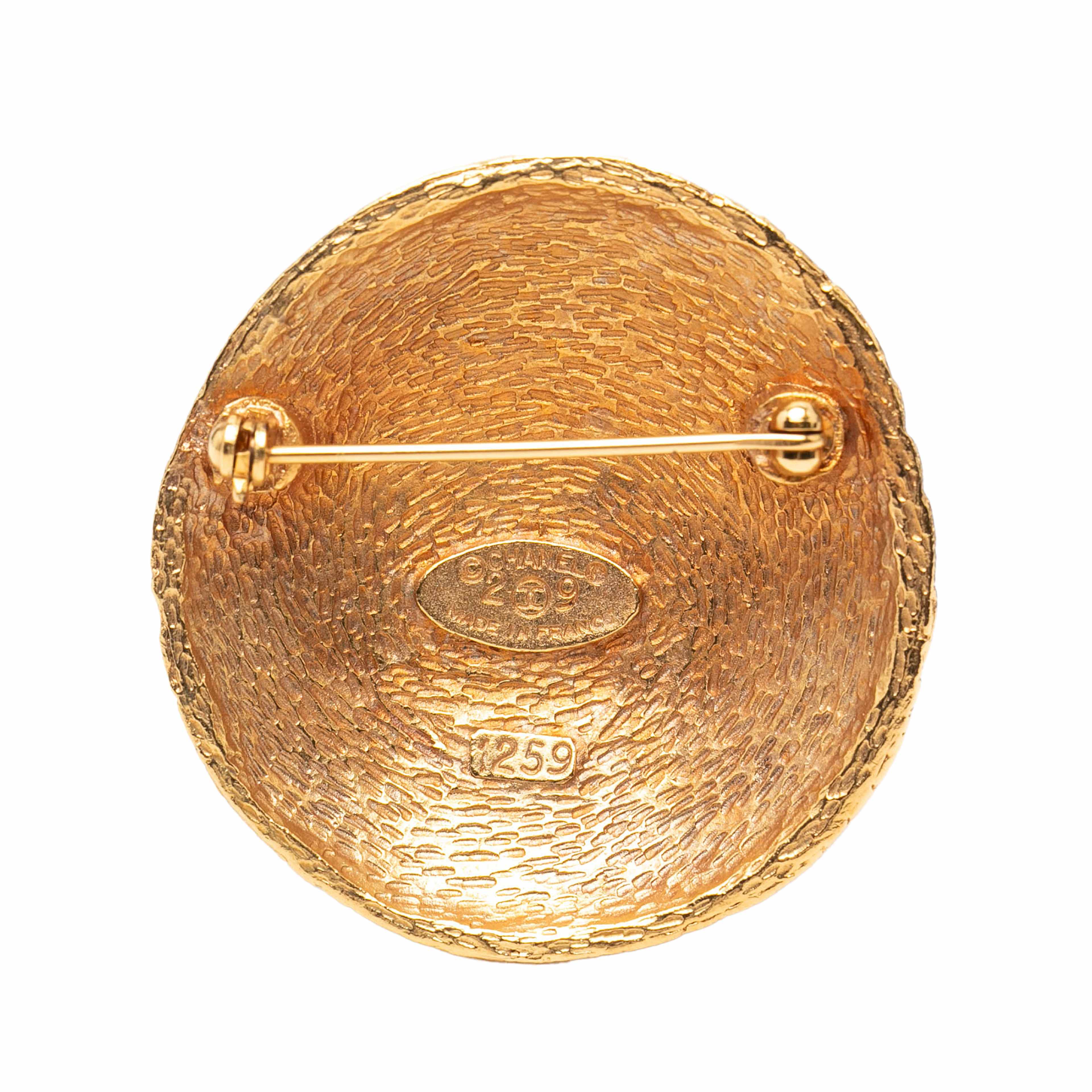 Chanel Cc Gold Plated Woven Round Brooch, från Luxclusif, i färgen gold. Klicka för att öppna bilden i stort format