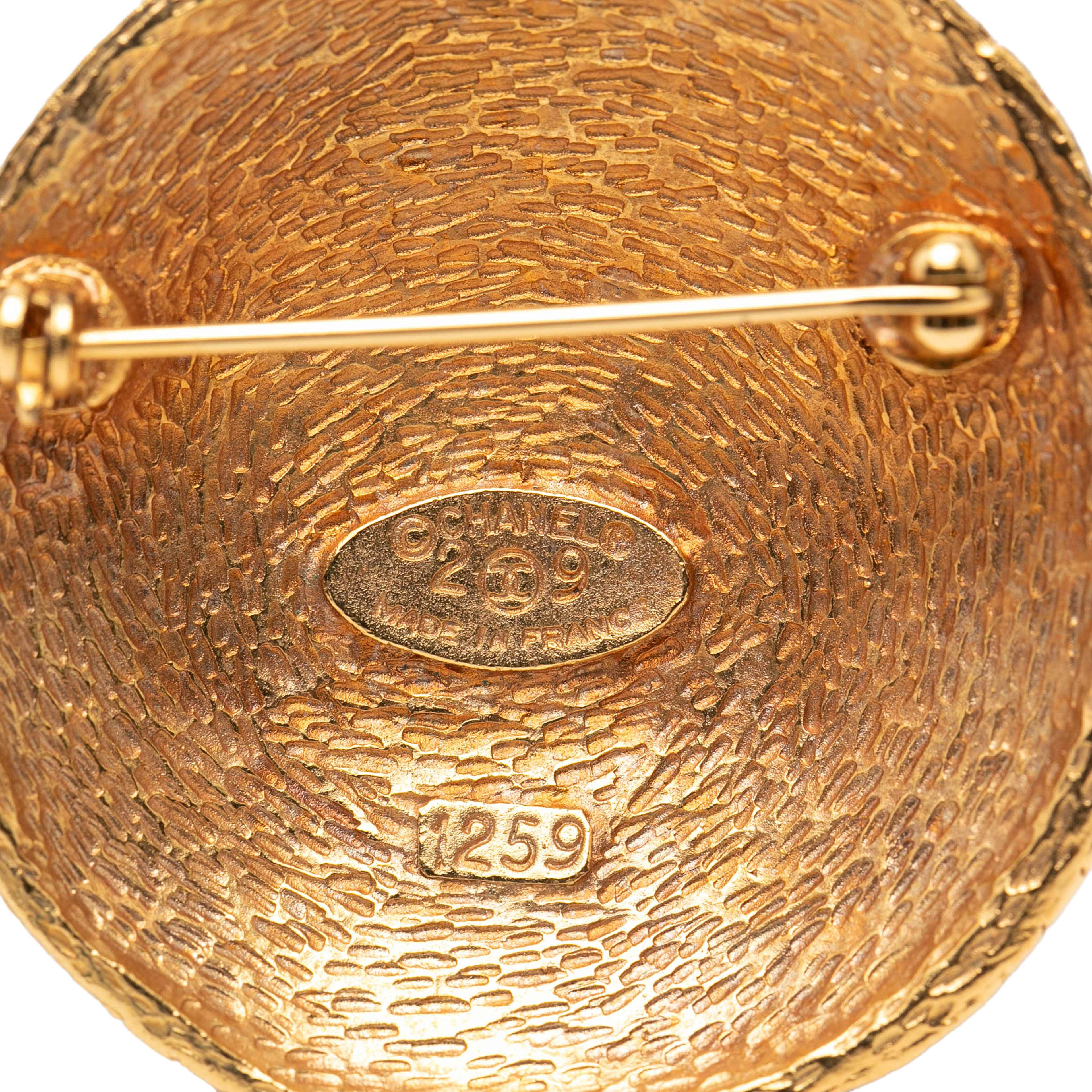 Chanel Cc Gold Plated Woven Round Brooch, från Luxclusif, i färgen gold. Klicka för att öppna bilden i stort format
