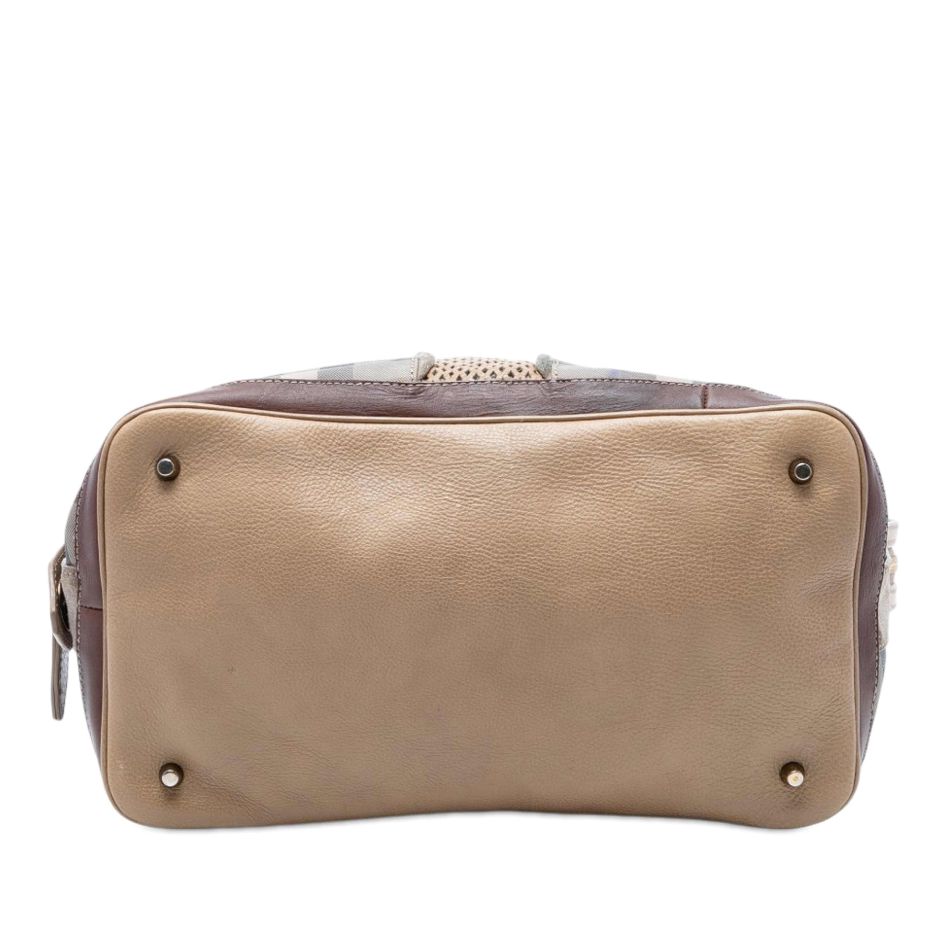 Burberry Smoke Check Coated Canvas Gilmoure Satchel, från Luxclusif, i färgen gray. Klicka för att öppna bilden i stort format
