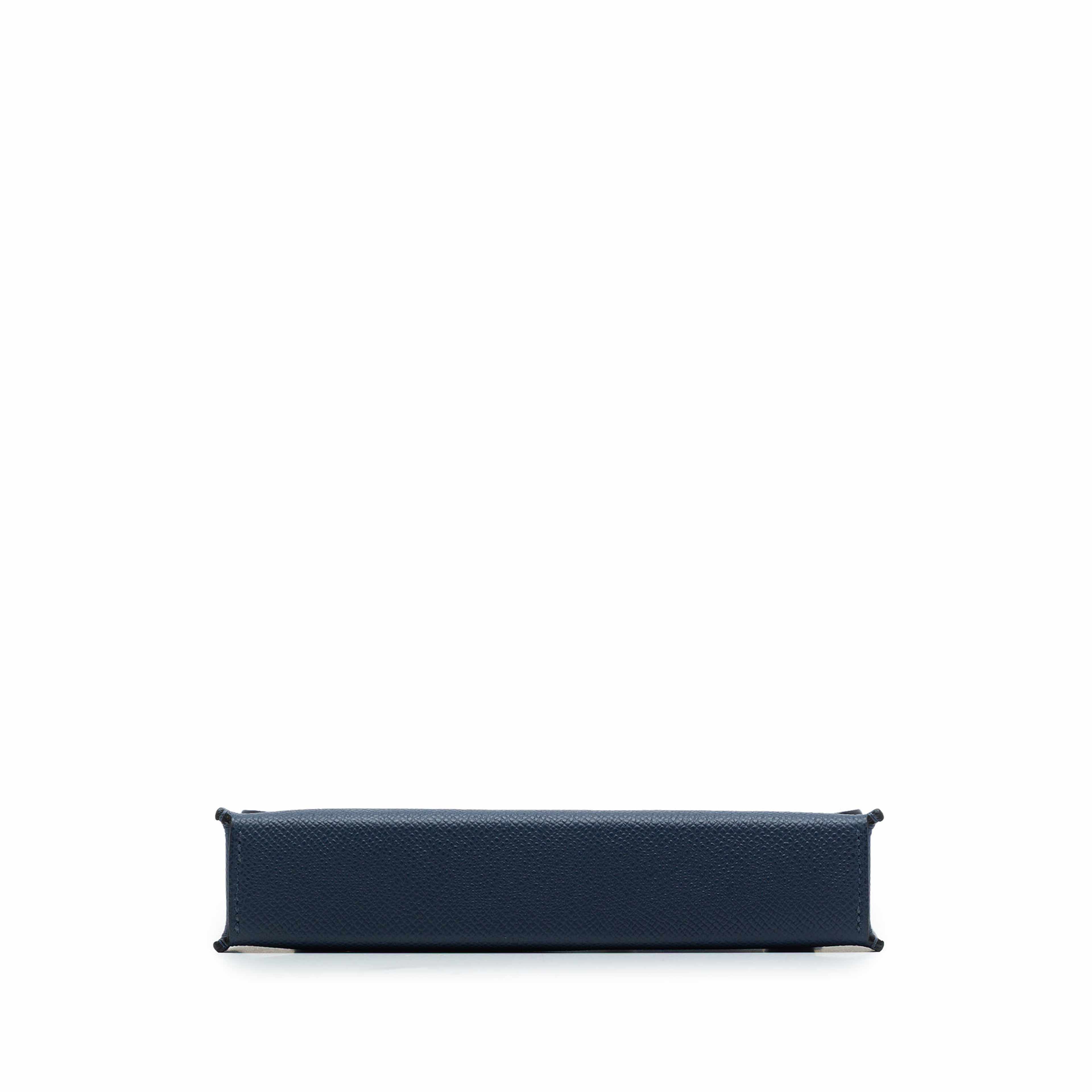 Hermès Epsom Hermesnap Wallet On Strap, från Luxclusif, i färgen blå. Klicka för att öppna bilden i stort format