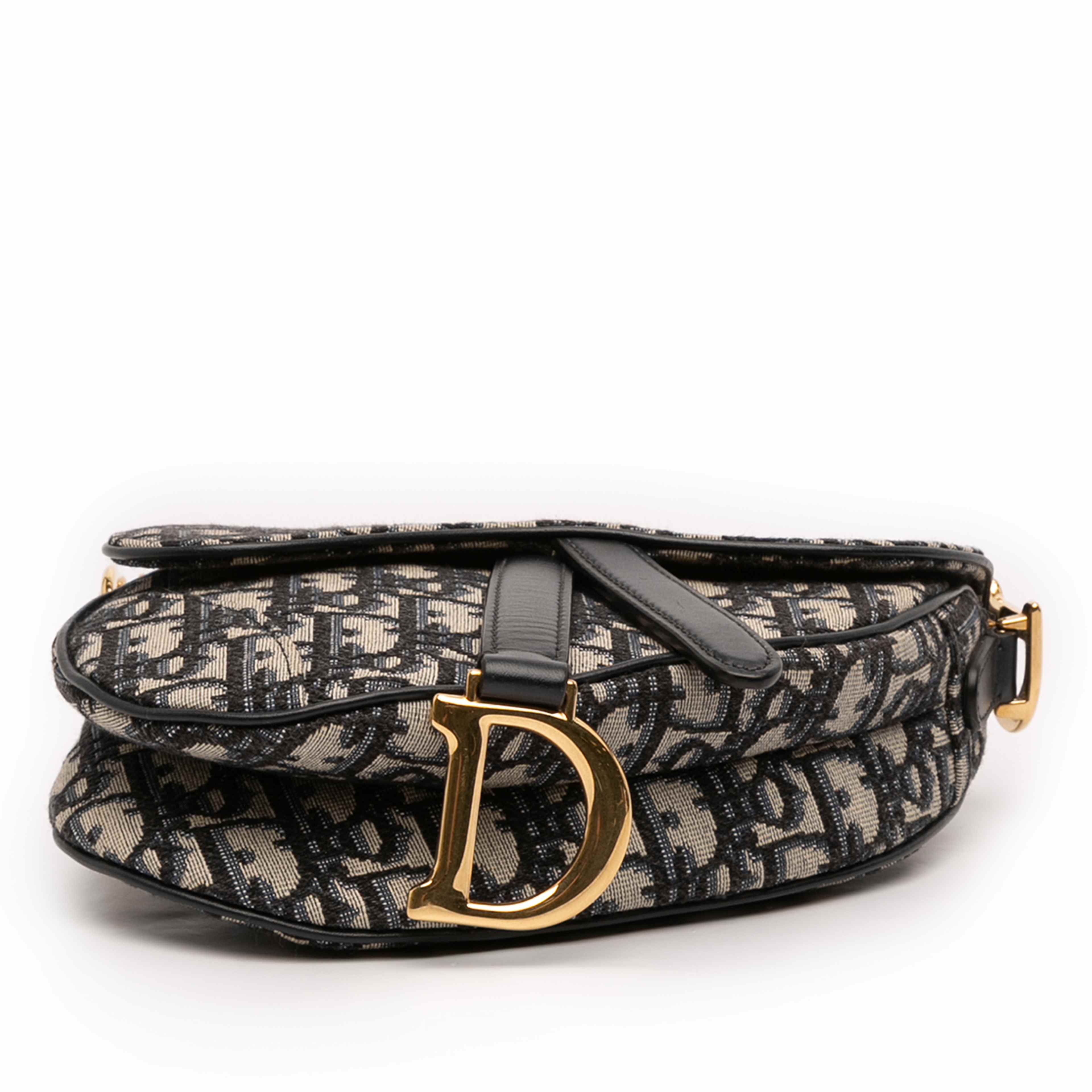 Dior Mini Oblique Canvas Saddle Bag, från Luxclusif, i färgen navy. Klicka för att öppna bilden i stort format