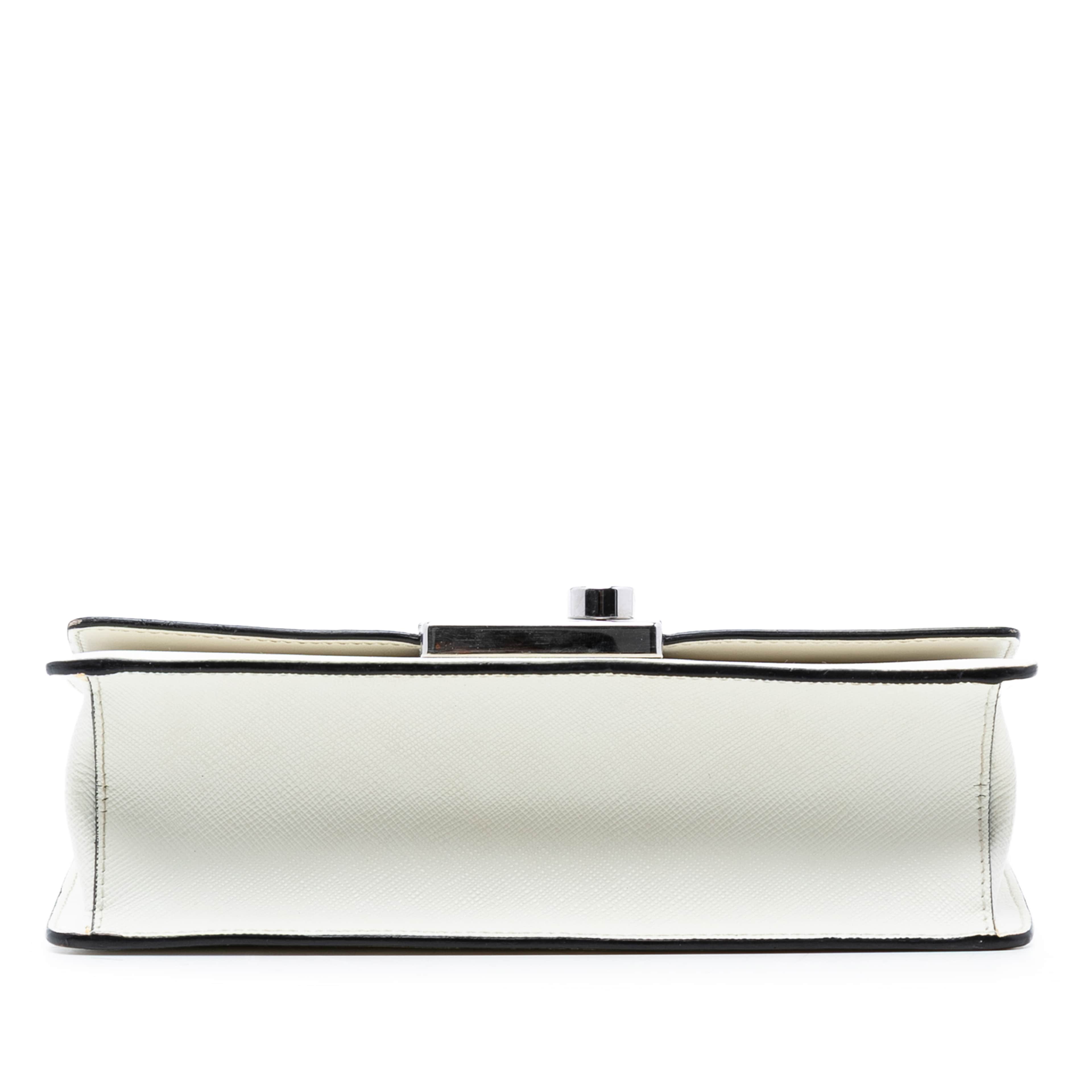 Prada Small Saffiano Sound Lock Chain Crossbody, från Luxclusif, i färgen off white. Klicka för att öppna bilden i stort format