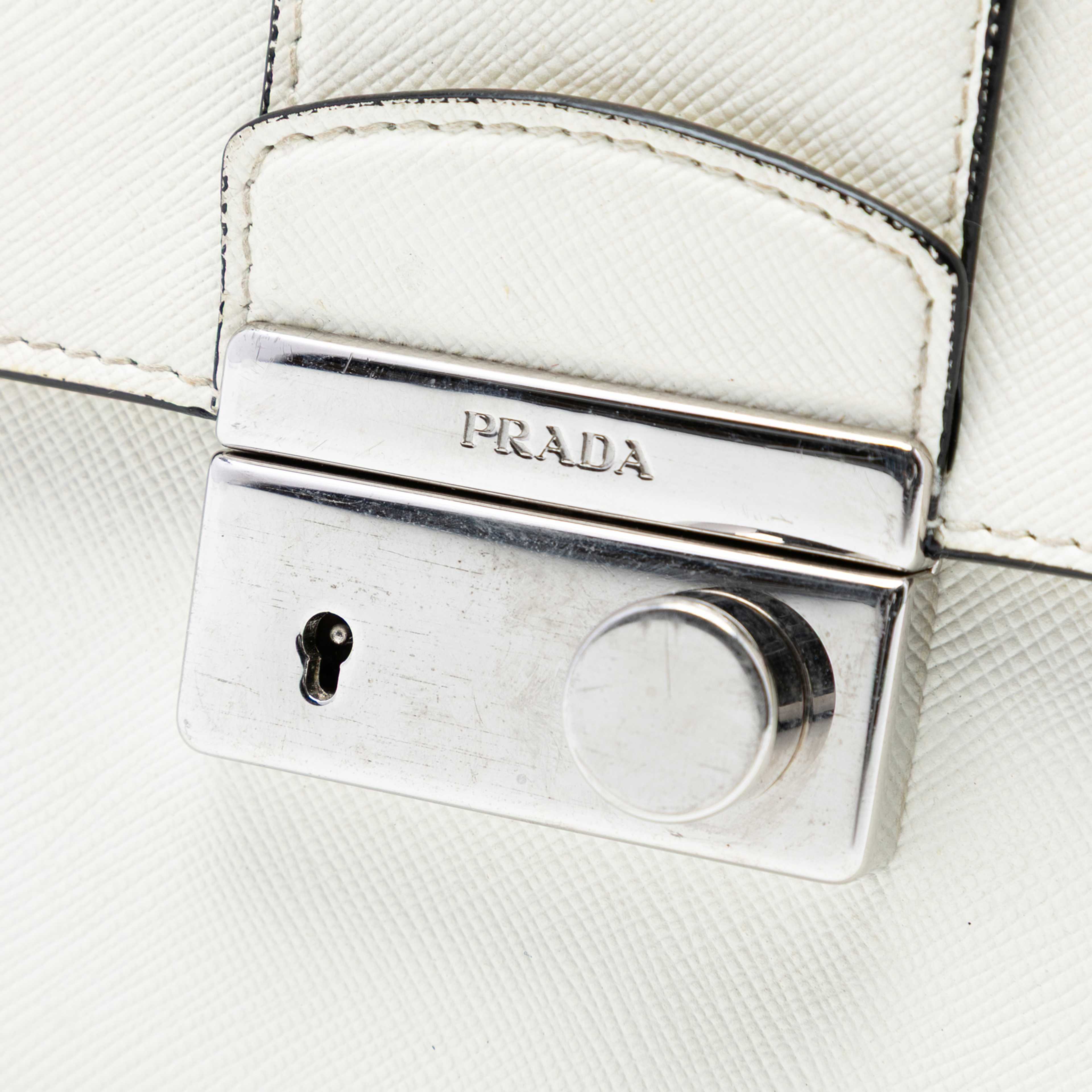 Prada Small Saffiano Sound Lock Chain Crossbody, från Luxclusif, i färgen off white. Klicka för att öppna bilden i stort format