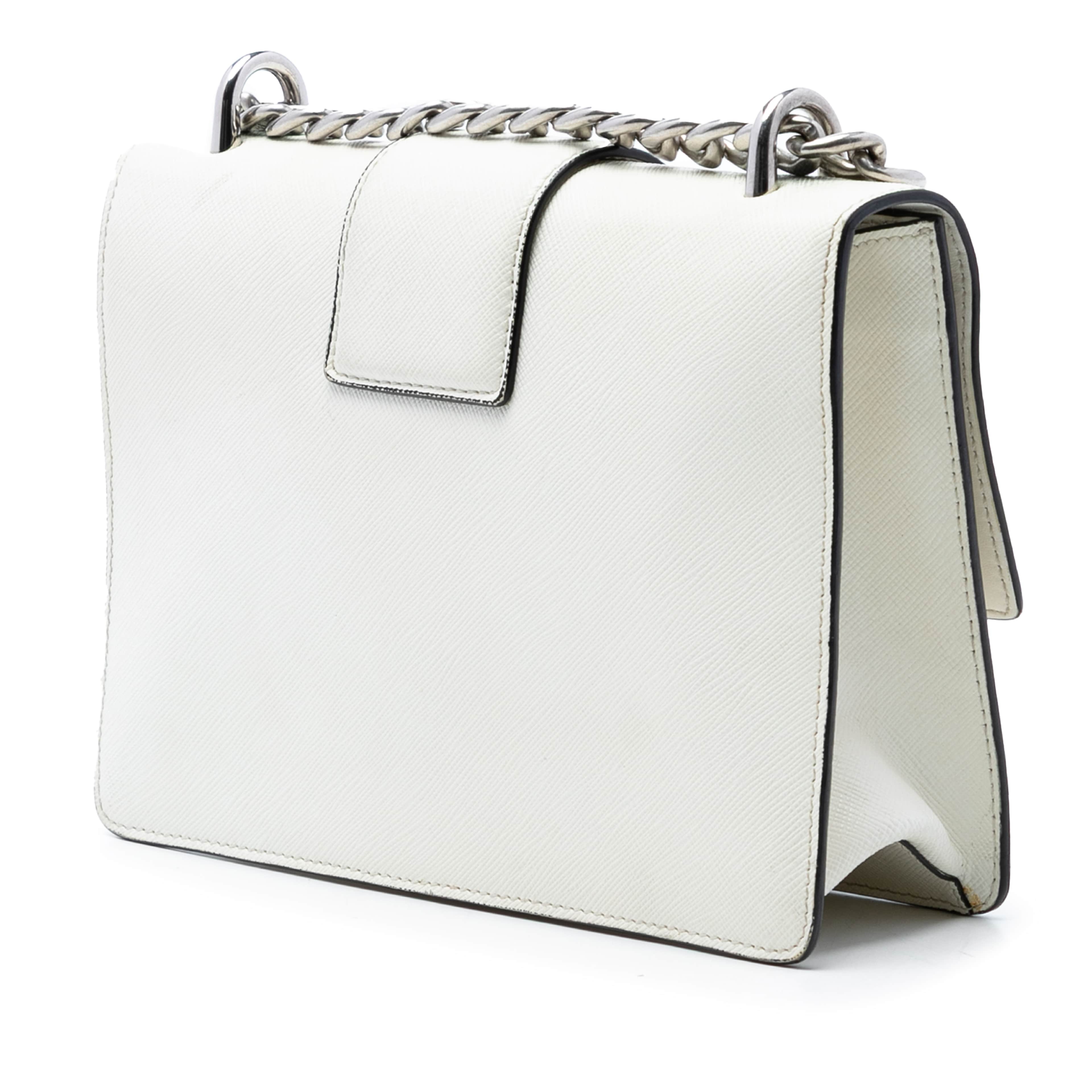 Prada Small Saffiano Sound Lock Chain Crossbody, från Luxclusif, i färgen vit. Klicka för att öppna bilden i stort format