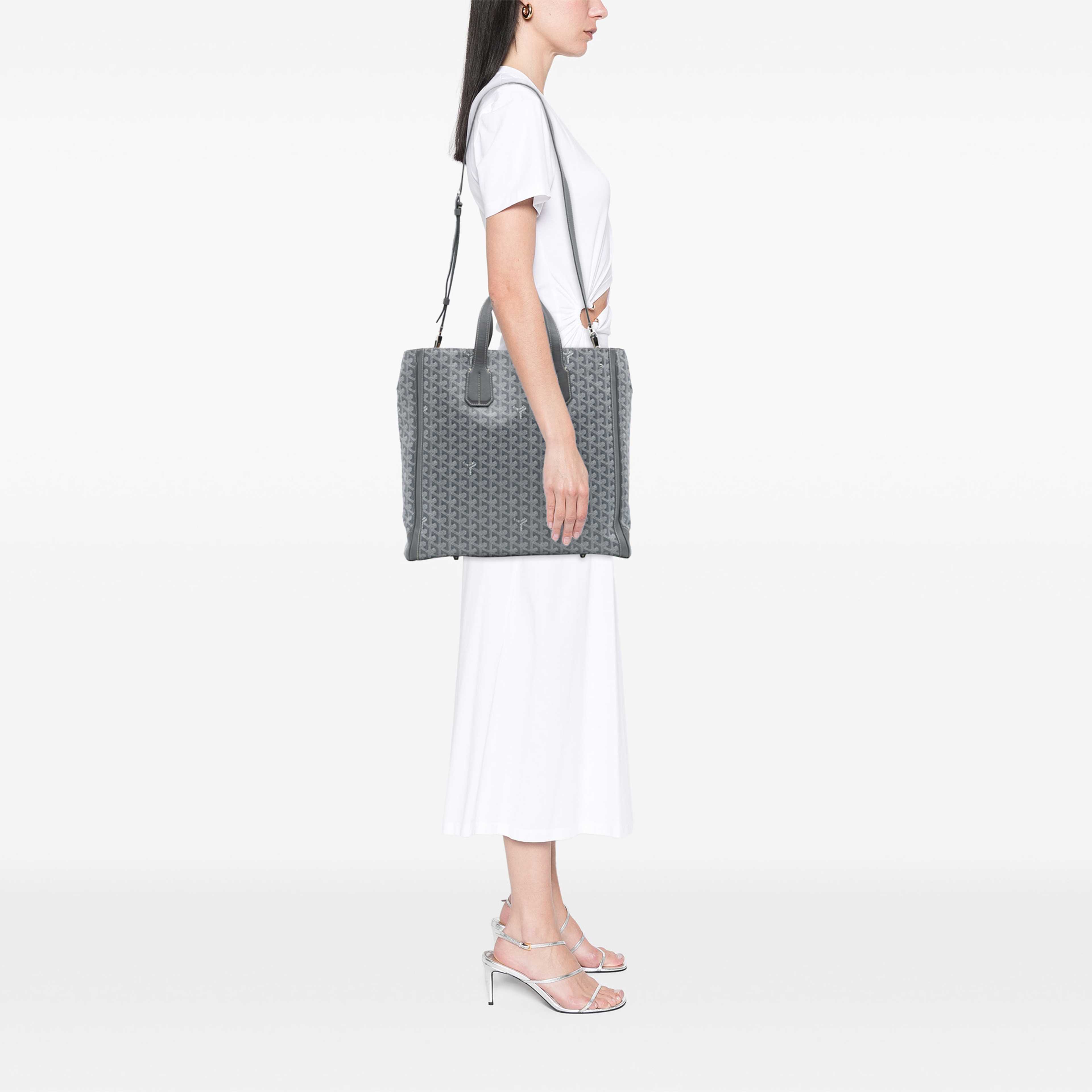 Goyard Goyardine Voltaire, från Luxclusif, i färgen grå. Klicka för att öppna bilden i stort format