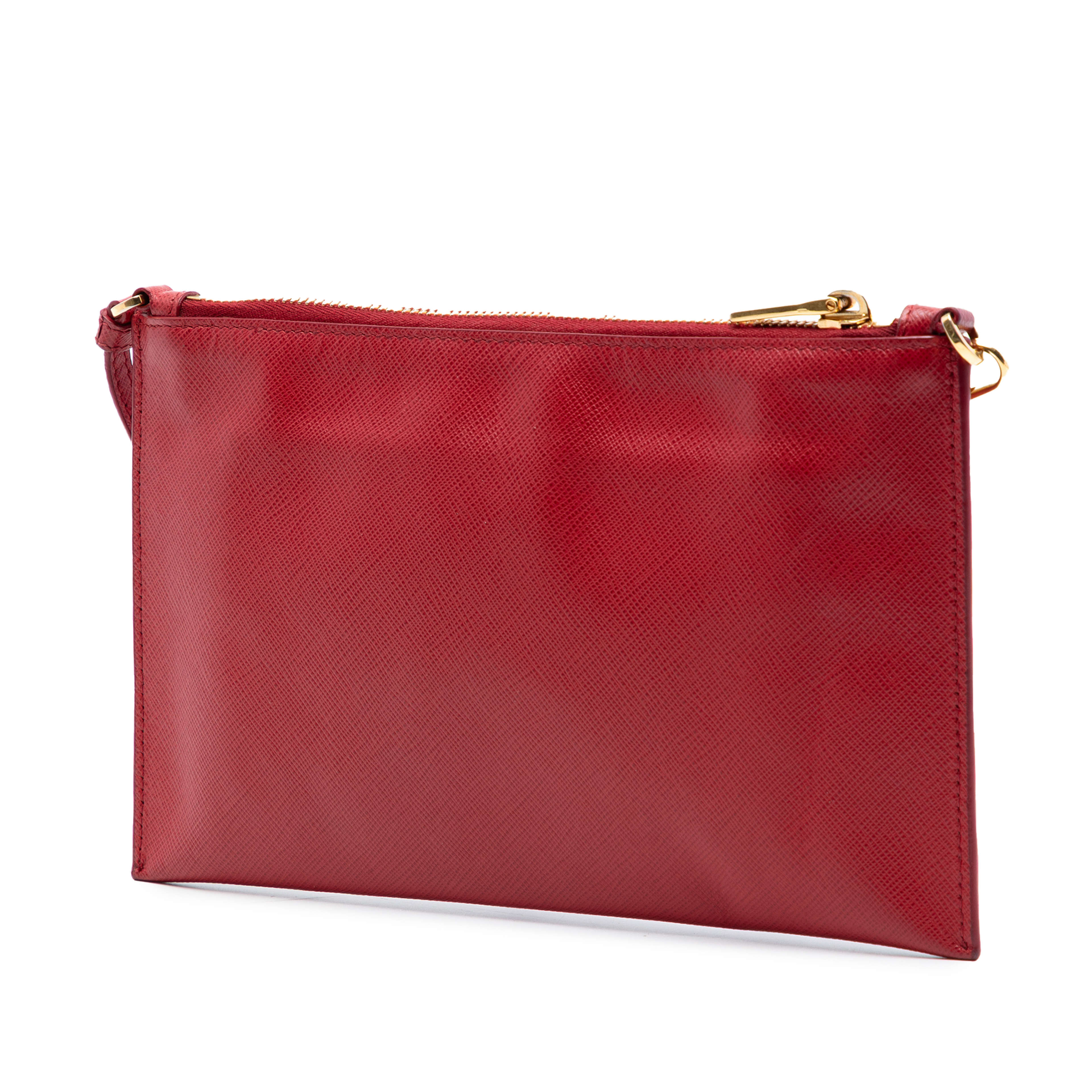 Prada Saffiano Shoulder Bag, från Luxclusif, i färgen röd. Klicka för att öppna bilden i stort format