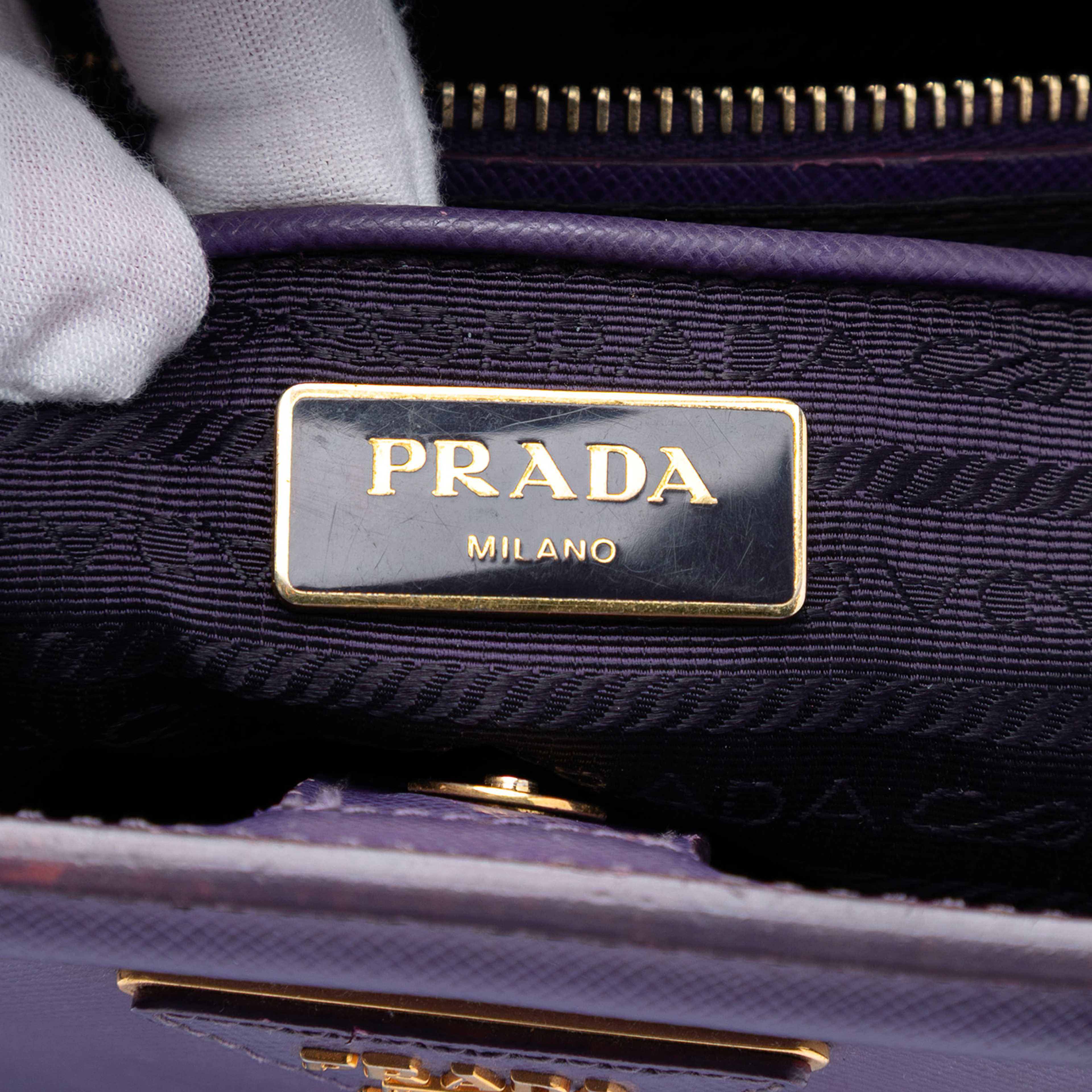 Prada Saffiano Lux Parabole Satchel, från Luxclusif, i färgen purpur. Klicka för att öppna bilden i stort format