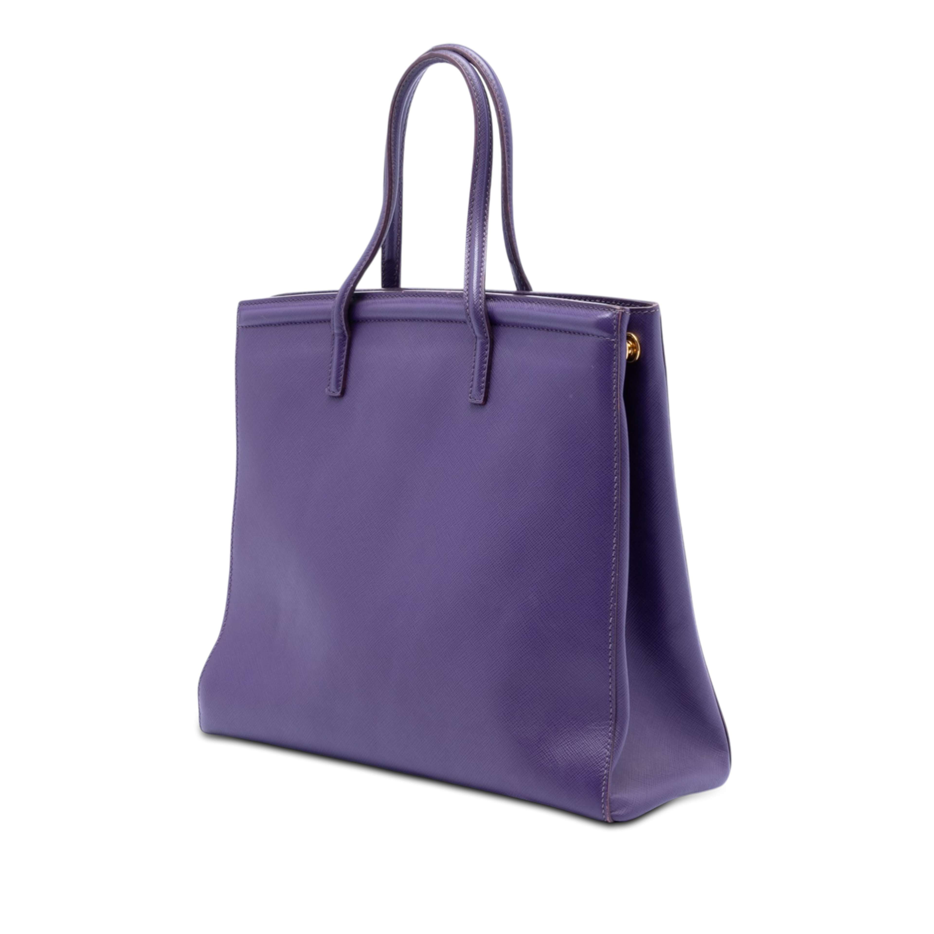 Prada Saffiano Lux Parabole Satchel, från Luxclusif, i färgen purpur. Klicka för att öppna bilden i stort format