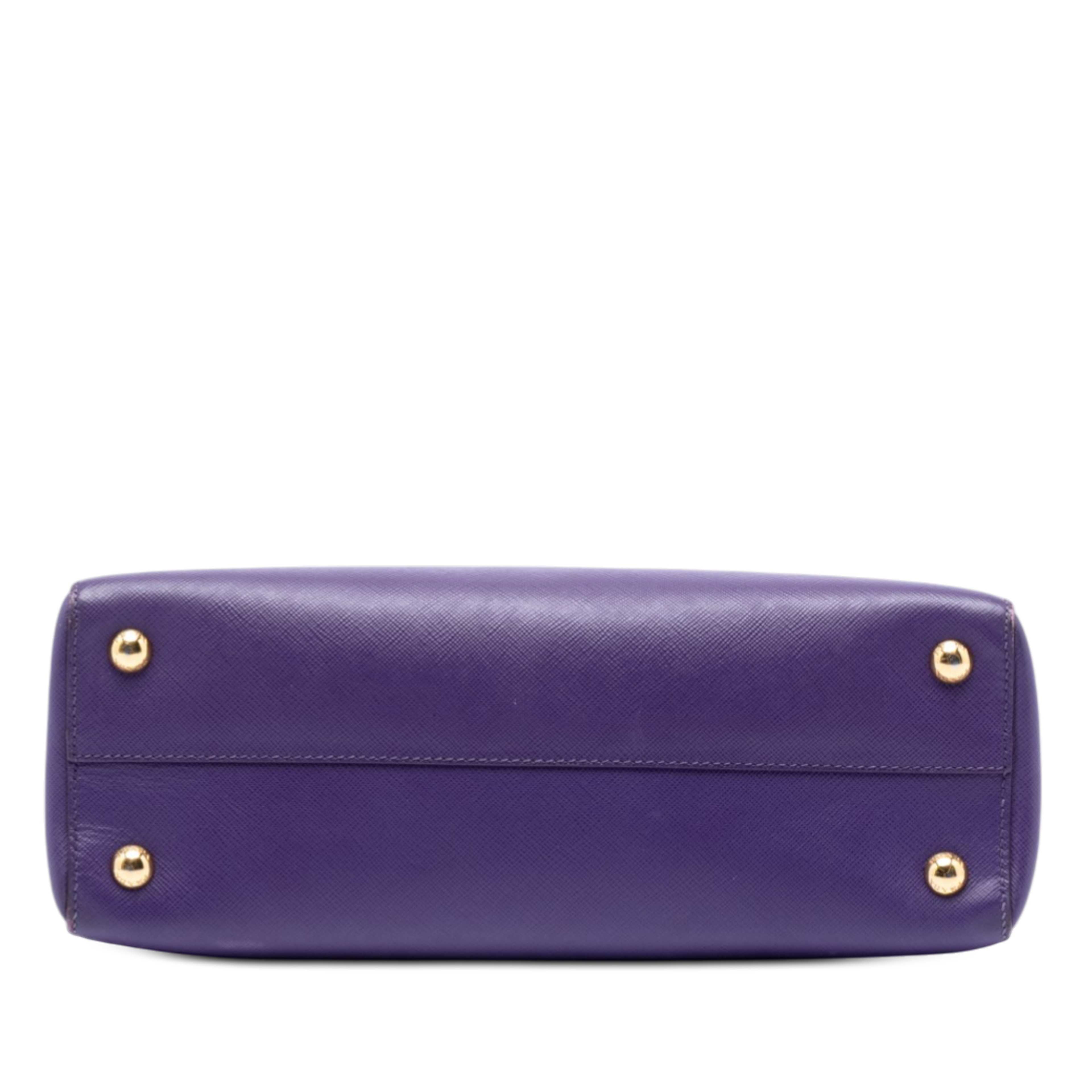 Prada Saffiano Lux Parabole Satchel, från Luxclusif, i färgen purpur. Klicka för att öppna bilden i stort format